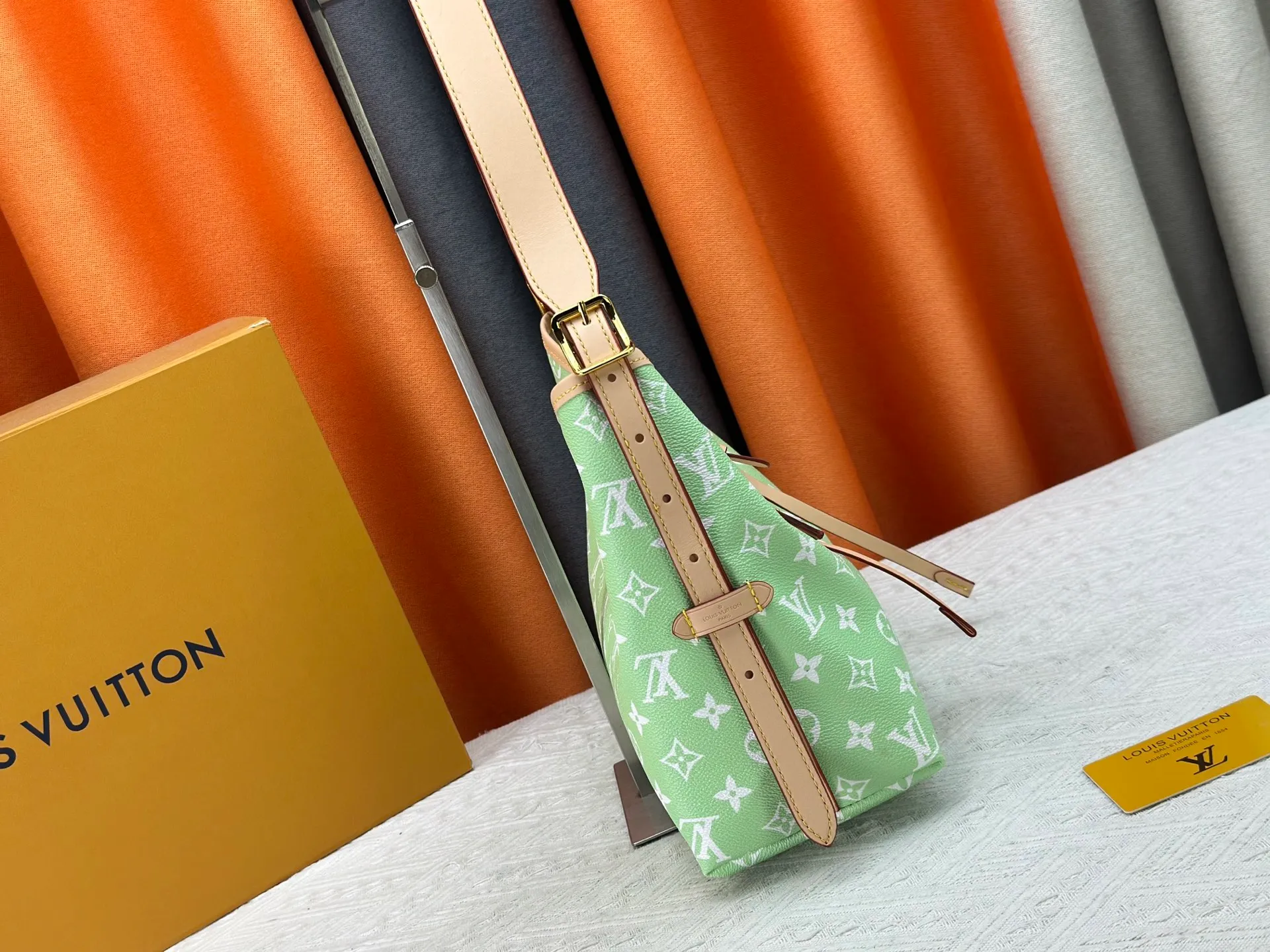 P280 upgraded original M24861 M25143 M46203 M46197 Colorful, legendary CarryAll medium handbag, with Monogram canvas and leather trimming to create a body-fitting design. There's a zipped pocket inside the ample space, and a detachable zipped clutch adds a functional element, with a buckle-adjustable handle. Small size: 29 x 24 x 12 cm,