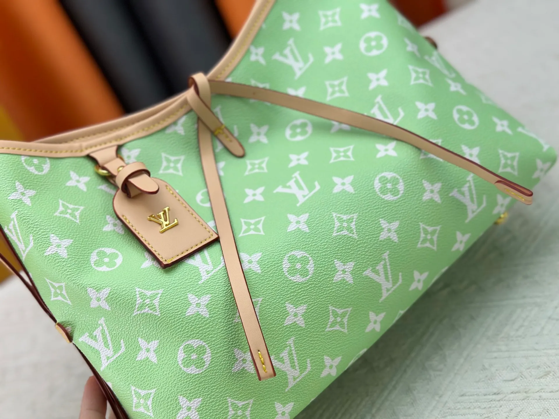 P280 upgraded original M24861 M25143 M46203 M46197 Colorful, legendary CarryAll medium handbag, with Monogram canvas and leather trimming to create a body-fitting design. There's a zipped pocket inside the ample space, and a detachable zipped clutch adds a functional element, with a buckle-adjustable handle. Small size: 29 x 24 x 12 cm,