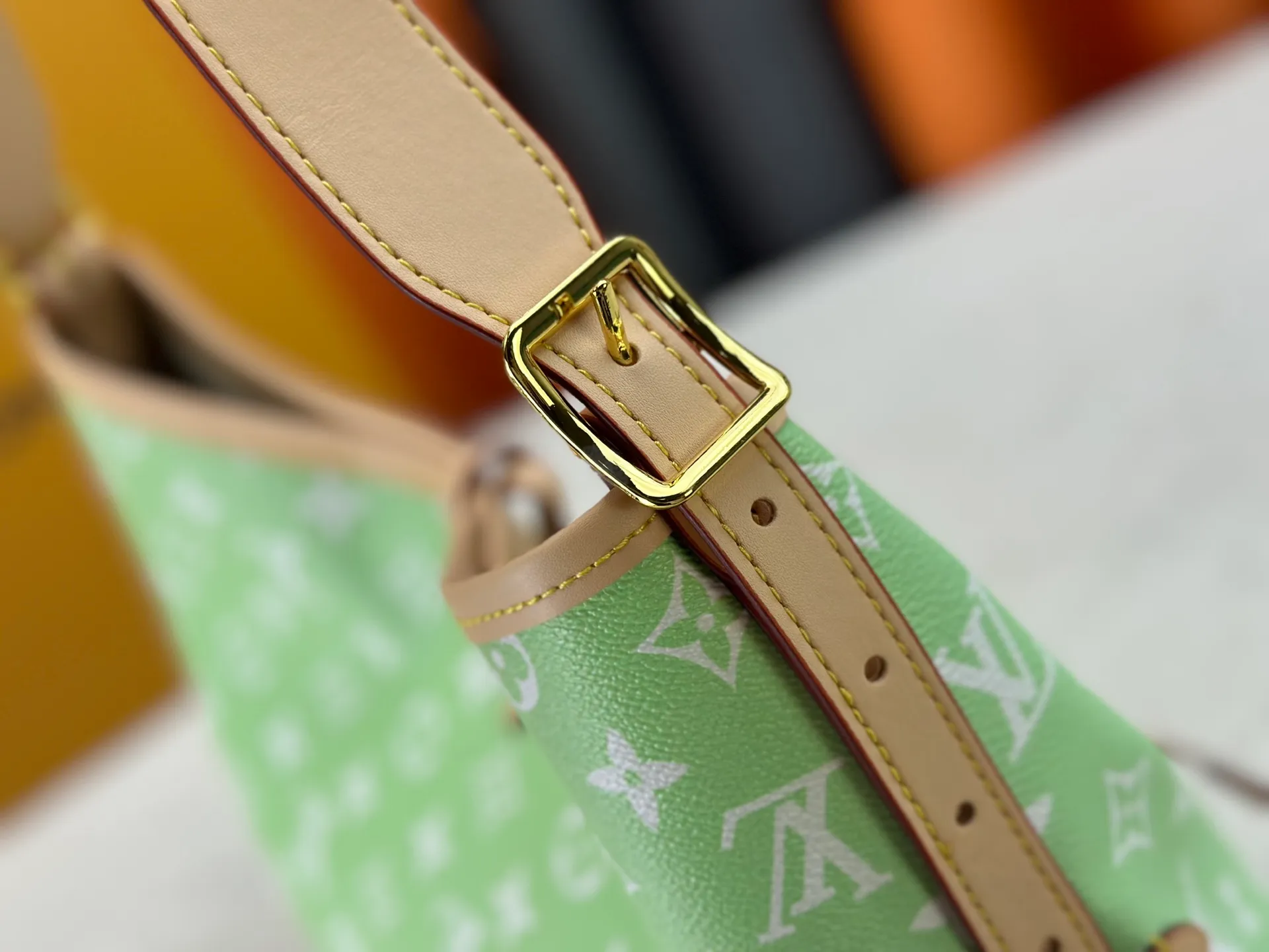 P280 upgraded original M24861 M25143 M46203 M46197 Colorful, legendary CarryAll medium handbag, with Monogram canvas and leather trimming to create a body-fitting design. There's a zipped pocket inside the ample space, and a detachable zipped clutch adds a functional element, with a buckle-adjustable handle. Small size: 29 x 24 x 12 cm,