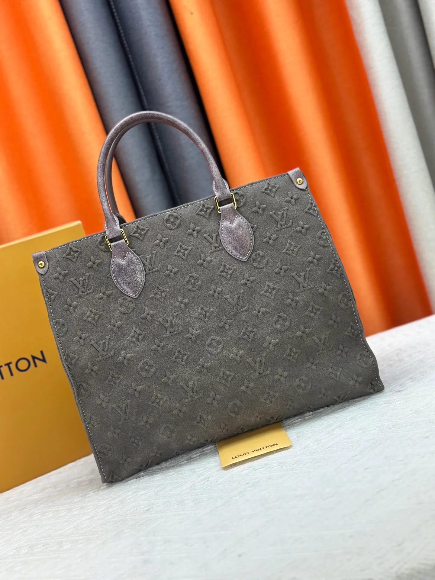 P340 Upgraded original M45039 This black matte jacquard OnTheGo medium handbag is made of Monogram and Monogram Reverse canvas, with the Monogram Giant pattern embellished on it. The Toron handle and the jacquard textured shoulder strap decorated with the brand's logo create a visual contrast, and the detachable coin bag is suitable for storing change or small items. It combines fashionable charm with various functions, making it a good daily companion. 32.0 x 27.0 x 14 cm (length x height x width)