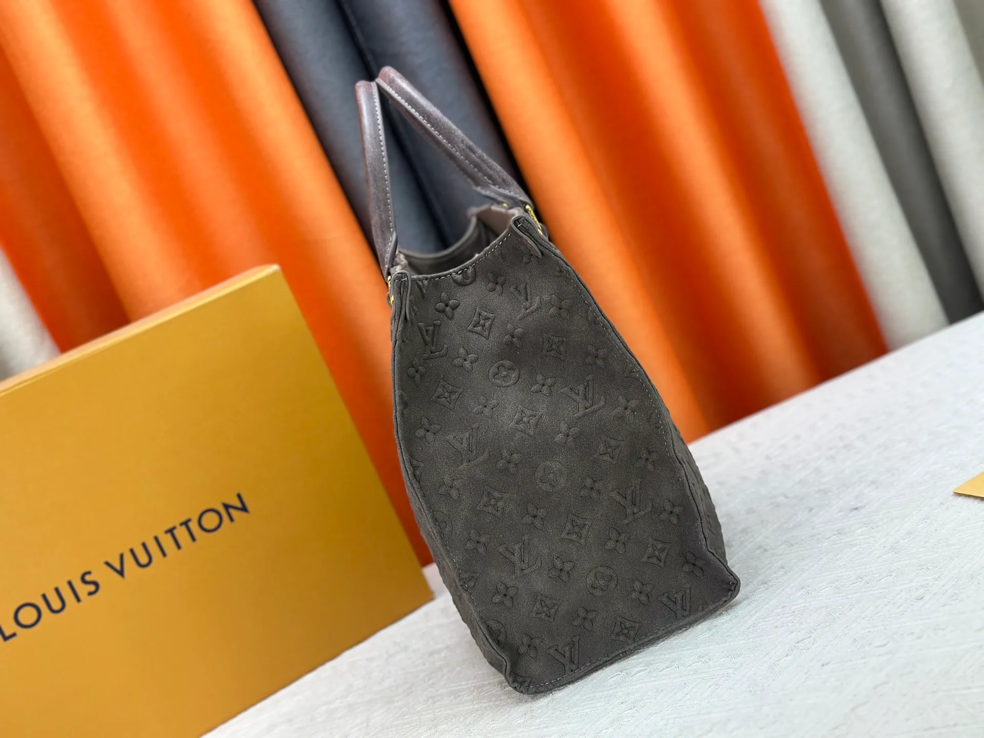 P340 Upgraded original M45039 This black matte jacquard OnTheGo medium handbag is made of Monogram and Monogram Reverse canvas, with the Monogram Giant pattern embellished on it. The Toron handle and the jacquard textured shoulder strap decorated with the brand's logo create a visual contrast, and the detachable coin bag is suitable for storing change or small items. It combines fashionable charm with various functions, making it a good daily companion. 32.0 x 27.0 x 14 cm (length x height x width)