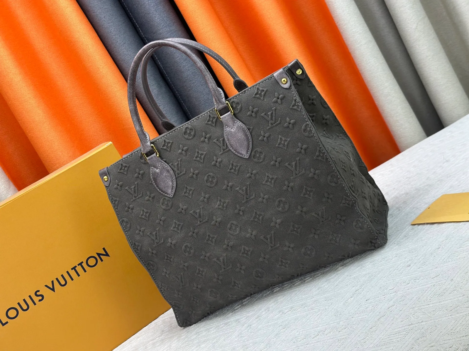 P340 Upgraded original M45039 This black matte jacquard OnTheGo medium handbag is made of Monogram and Monogram Reverse canvas, with the Monogram Giant pattern embellished on it. The Toron handle and the jacquard textured shoulder strap decorated with the brand's logo create a visual contrast, and the detachable coin bag is suitable for storing change or small items. It combines fashionable charm with various functions, making it a good daily companion. 32.0 x 27.0 x 14 cm (length x height x width)