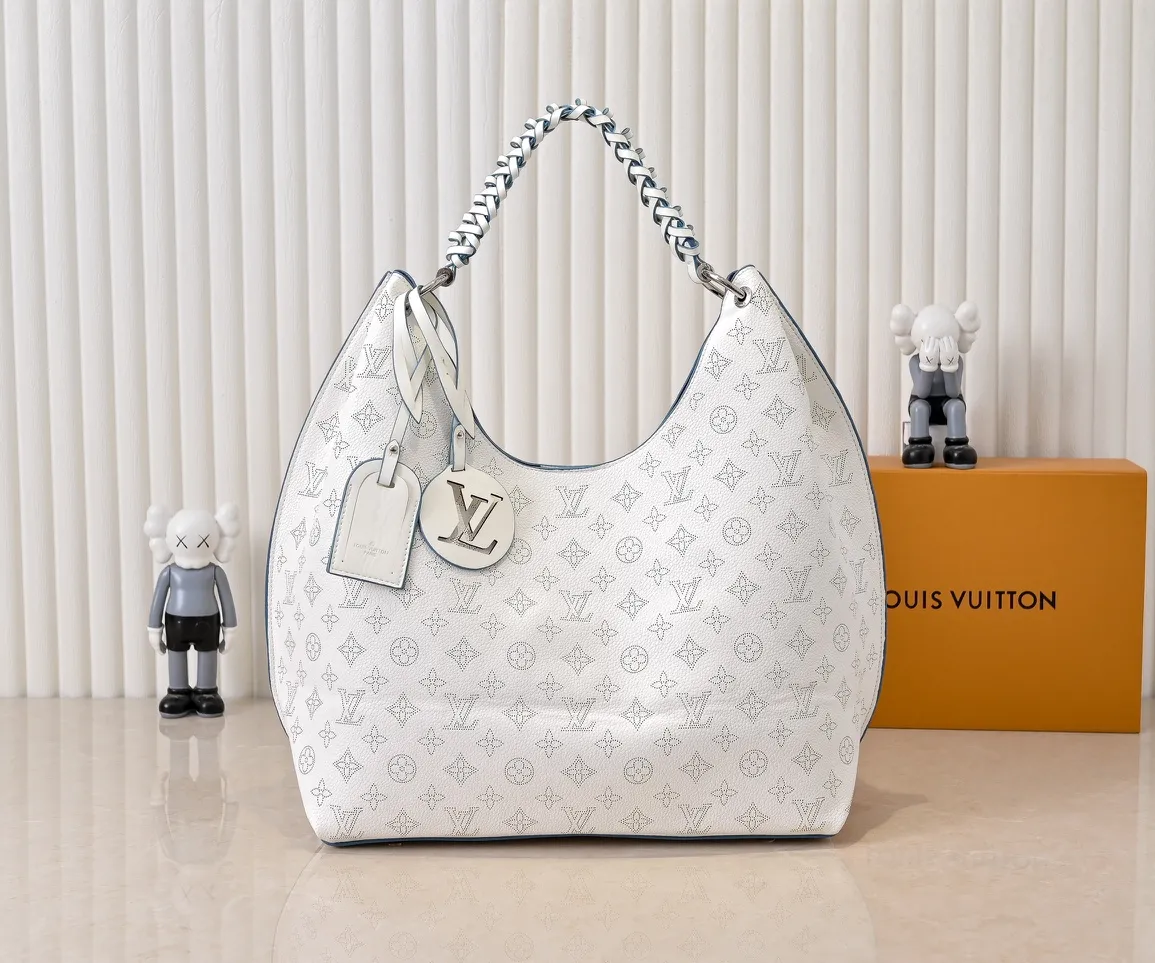 Batch 300💰 Upgraded original M53188 six-color ready stock. This bag is made of imported granular Taurillon calfskin. Its fashionable silhouette is very youthful. The full leather punched braided wrist double tag women's shoulder bag is particularly beautiful when carried casually on the shoulder. The oversized shiny palladium copper twist lock seal adds an avant-garde atmosphere. Dimensions: 35.0 x 40.0 x 17.0 cm