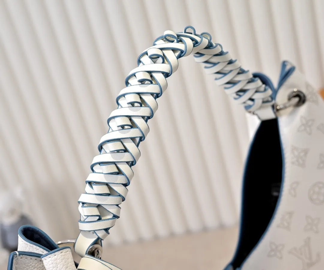 Batch 300💰 Upgraded original M53188 six-color ready stock. This bag is made of imported granular Taurillon calfskin. Its fashionable silhouette is very youthful. The full leather punched braided wrist double tag women's shoulder bag is particularly beautiful when carried casually on the shoulder. The oversized shiny palladium copper twist lock seal adds an avant-garde atmosphere. Dimensions: 35.0 x 40.0 x 17.0 cm