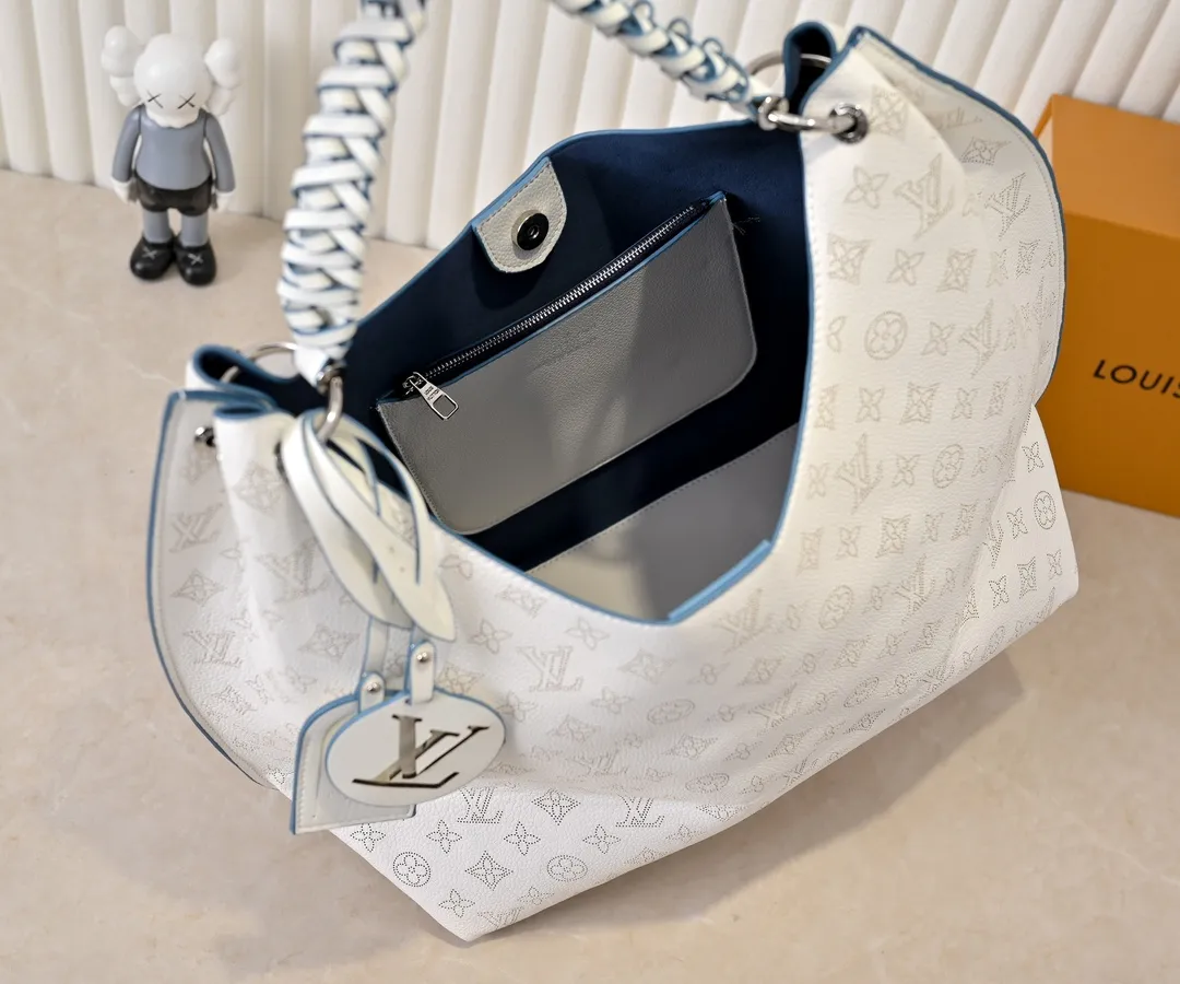 Batch 300💰 Upgraded original M53188 six-color ready stock. This bag is made of imported granular Taurillon calfskin. Its fashionable silhouette is very youthful. The full leather punched braided wrist double tag women's shoulder bag is particularly beautiful when carried casually on the shoulder. The oversized shiny palladium copper twist lock seal adds an avant-garde atmosphere. Dimensions: 35.0 x 40.0 x 17.0 cm