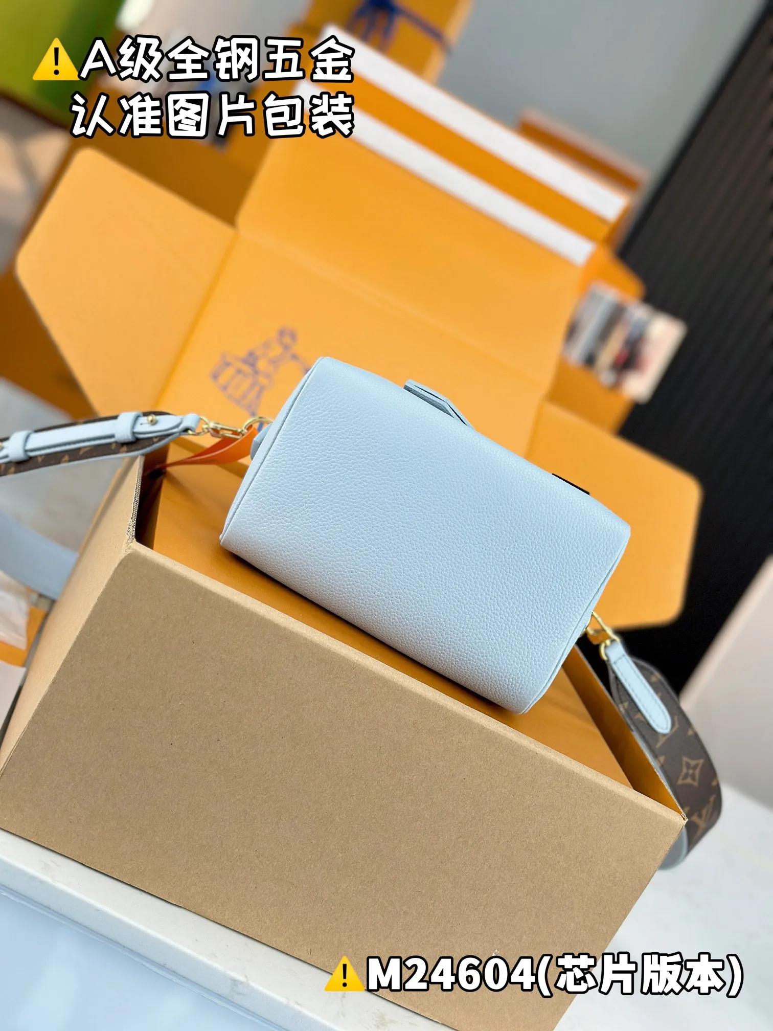 P2240 [Authentic Grade] [Super Grade MB Original Leather] SPEEDY 18 LV&I Olympic Blue Cow Leather Handbag Model: M24604 Material: A+ grade all-steel hardware, imported original leather Packaging: Full set of premium duty-free MB packaging Dimensions: 18.5 x 12.5 x 10.5 cm