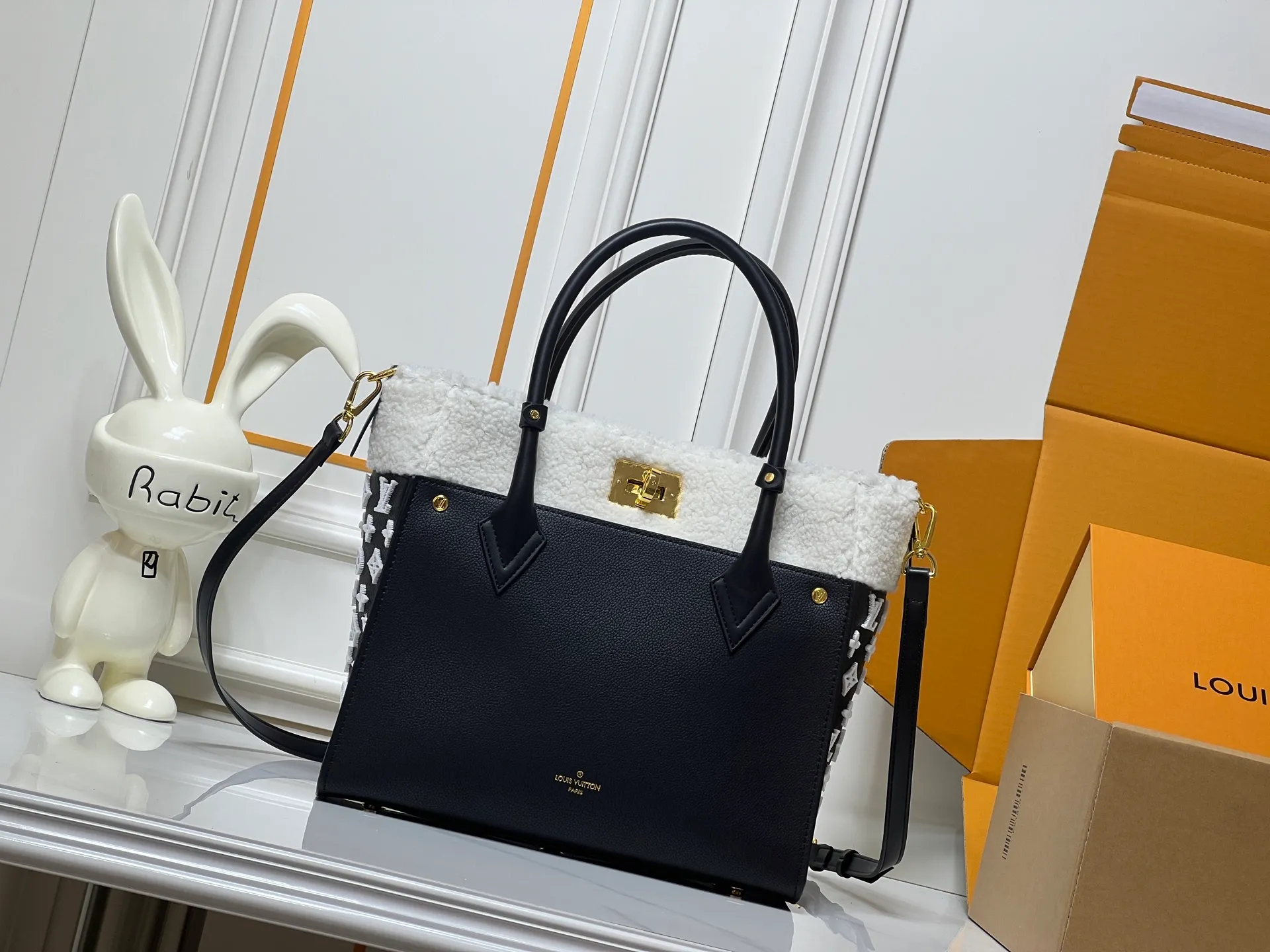 Batch 400💰Upgraded original M21004 M20014 M21024 M53824 M59842 M22195 This On My Side medium handbag is made of grained cow leather and wool leather to create a comfortable atmosphere, and then injects the classic style of Monogram floral tufting on both sides. The top handle and detachable shoulder strap allow for multiple carrying options. Size: Large 30x24x14,
