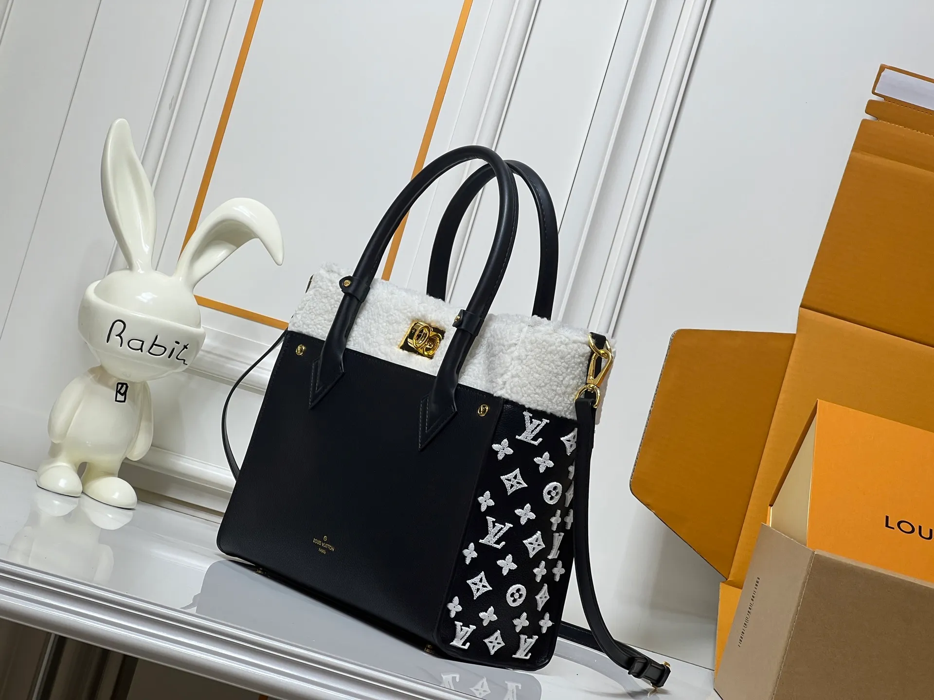Batch 400💰Upgraded original M21004 M20014 M21024 M53824 M59842 M22195 This On My Side medium handbag is made of grained cow leather and wool leather to create a comfortable atmosphere, and then injects the classic style of Monogram floral tufting on both sides. The top handle and detachable shoulder strap allow for multiple carrying options. Size: Large 30x24x14,