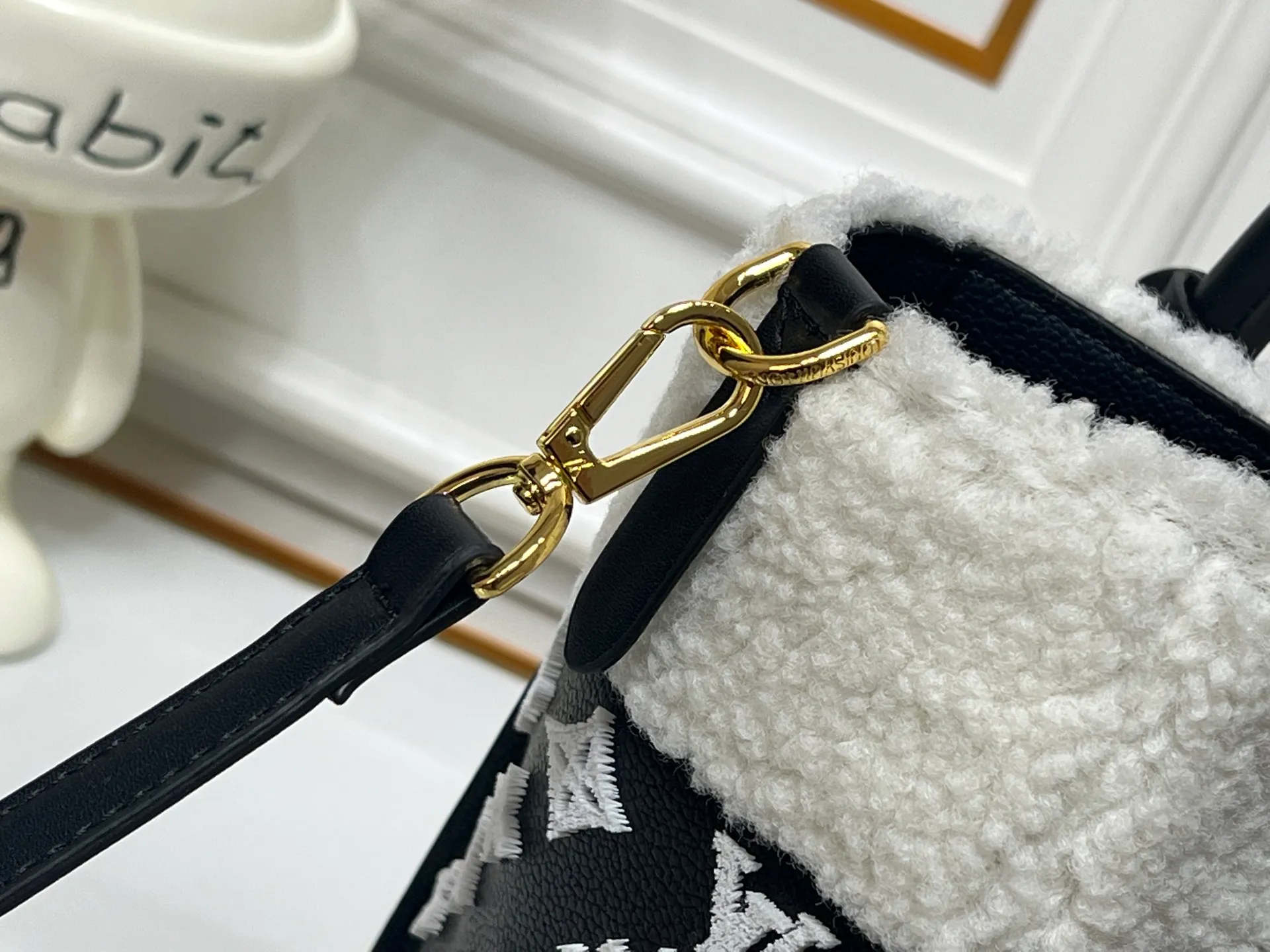 Batch 400💰Upgraded original M21004 M20014 M21024 M53824 M59842 M22195 This On My Side medium handbag is made of grained cow leather and wool leather to create a comfortable atmosphere, and then injects the classic style of Monogram floral tufting on both sides. The top handle and detachable shoulder strap allow for multiple carrying options. Size: Large 30x24x14,
