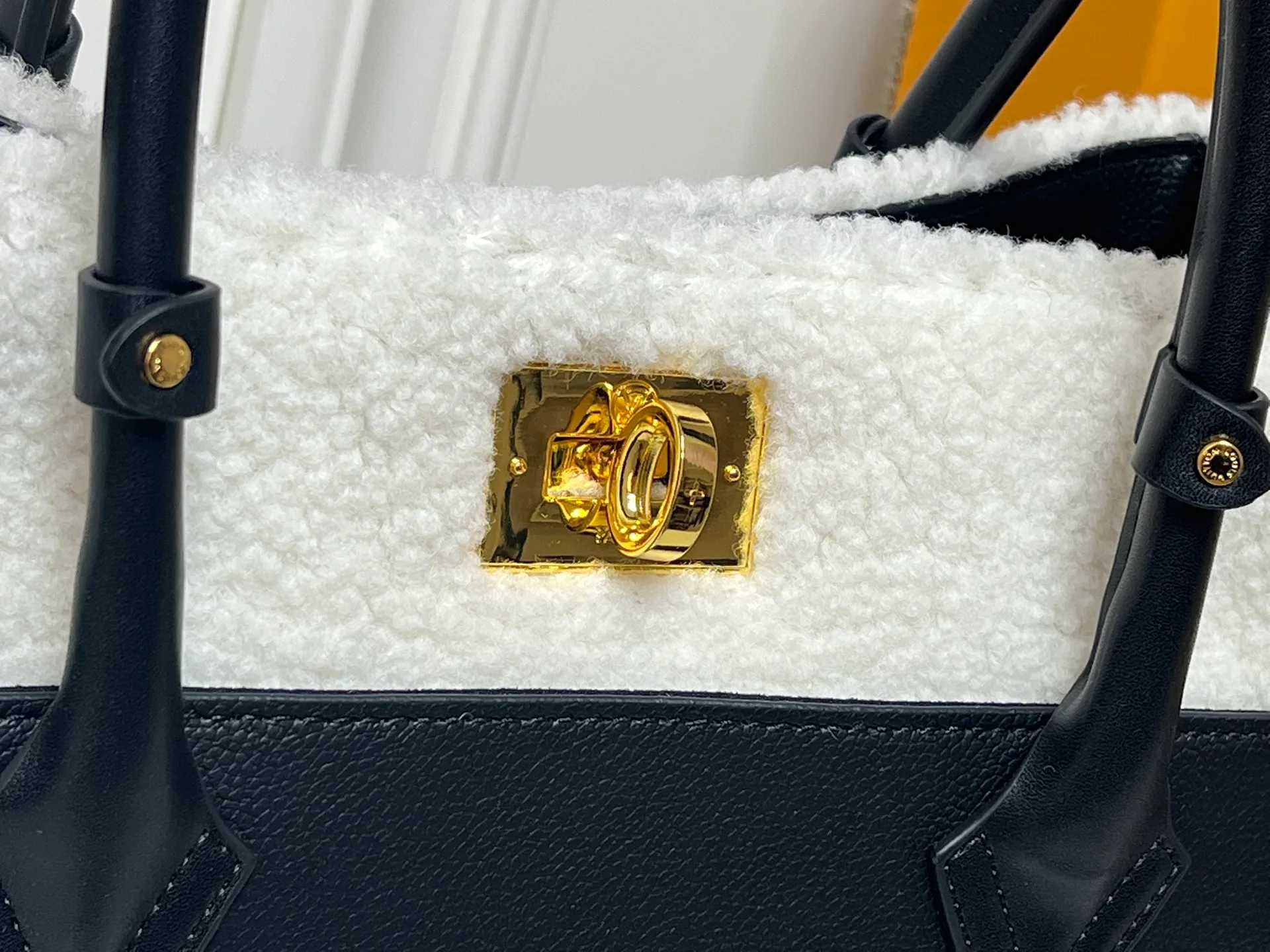 Batch 400💰Upgraded original M21004 M20014 M21024 M53824 M59842 M22195 This On My Side medium handbag is made of grained cow leather and wool leather to create a comfortable atmosphere, and then injects the classic style of Monogram floral tufting on both sides. The top handle and detachable shoulder strap allow for multiple carrying options. Size: Large 30x24x14,