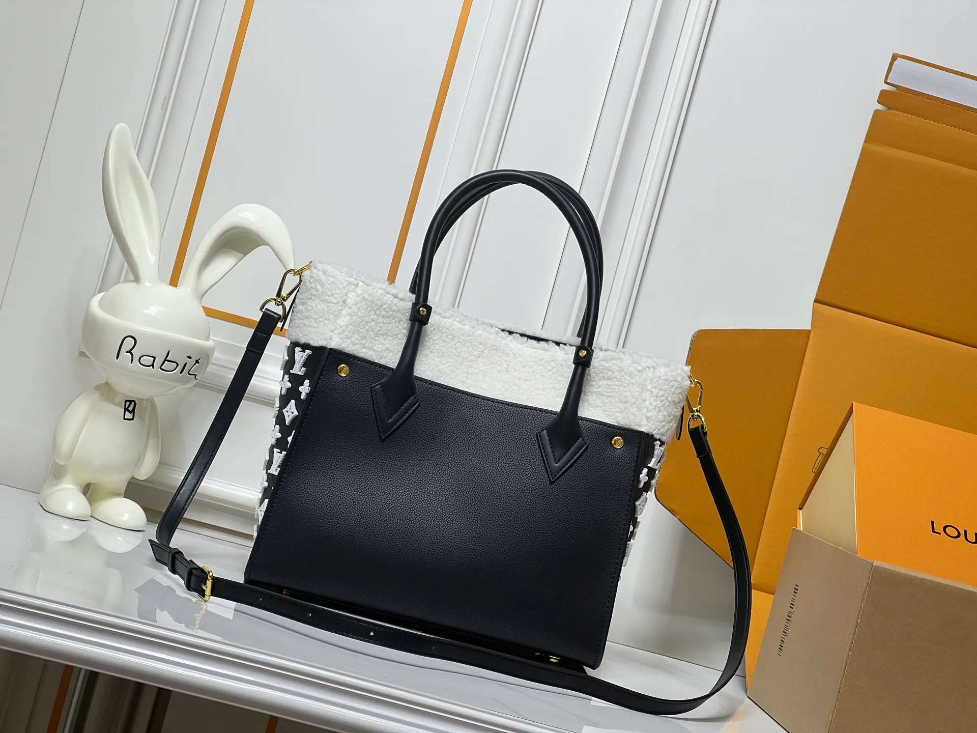 Batch 400💰Upgraded original M21004 M20014 M21024 M53824 M59842 M22195 This On My Side medium handbag is made of grained cow leather and wool leather to create a comfortable atmosphere, and then injects the classic style of Monogram floral tufting on both sides. The top handle and detachable shoulder strap allow for multiple carrying options. Size: Large 30x24x14,