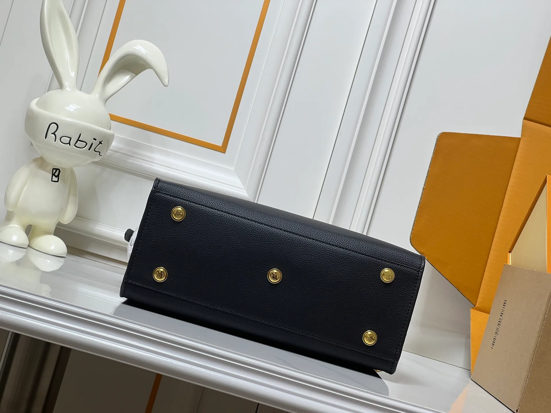 Batch 400💰Upgraded original M21004 M20014 M21024 M53824 M59842 M22195 This On My Side medium handbag is made of grained cow leather and wool leather to create a comfortable atmosphere, and then injects the classic style of Monogram floral tufting on both sides. The top handle and detachable shoulder strap allow for multiple carrying options. Size: Large 30x24x14,