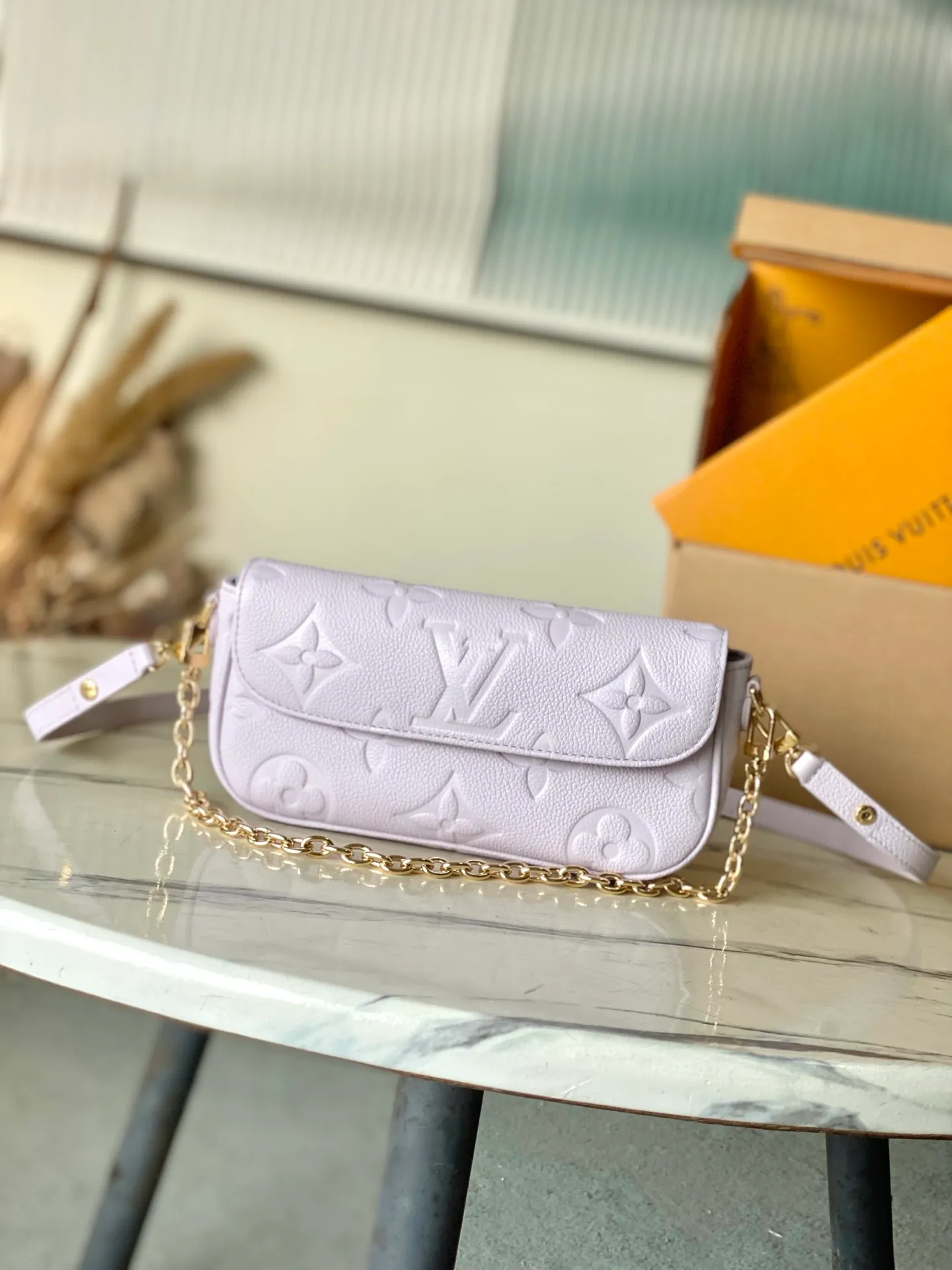💰880 (top-grain leather) Top original order M25714 This Wallet On Chain Ivy handbag is made of classic Monogram Empreinte leather, showing the inspiration of the Sac Recoeta handbag in the 2000s, with Yingze metal parts and a detachable woven chain. The compact size includes multiple pockets and card slots to meet the storage needs of daily travel. Dimensions: 23.5 × 12 × 4.3 cm