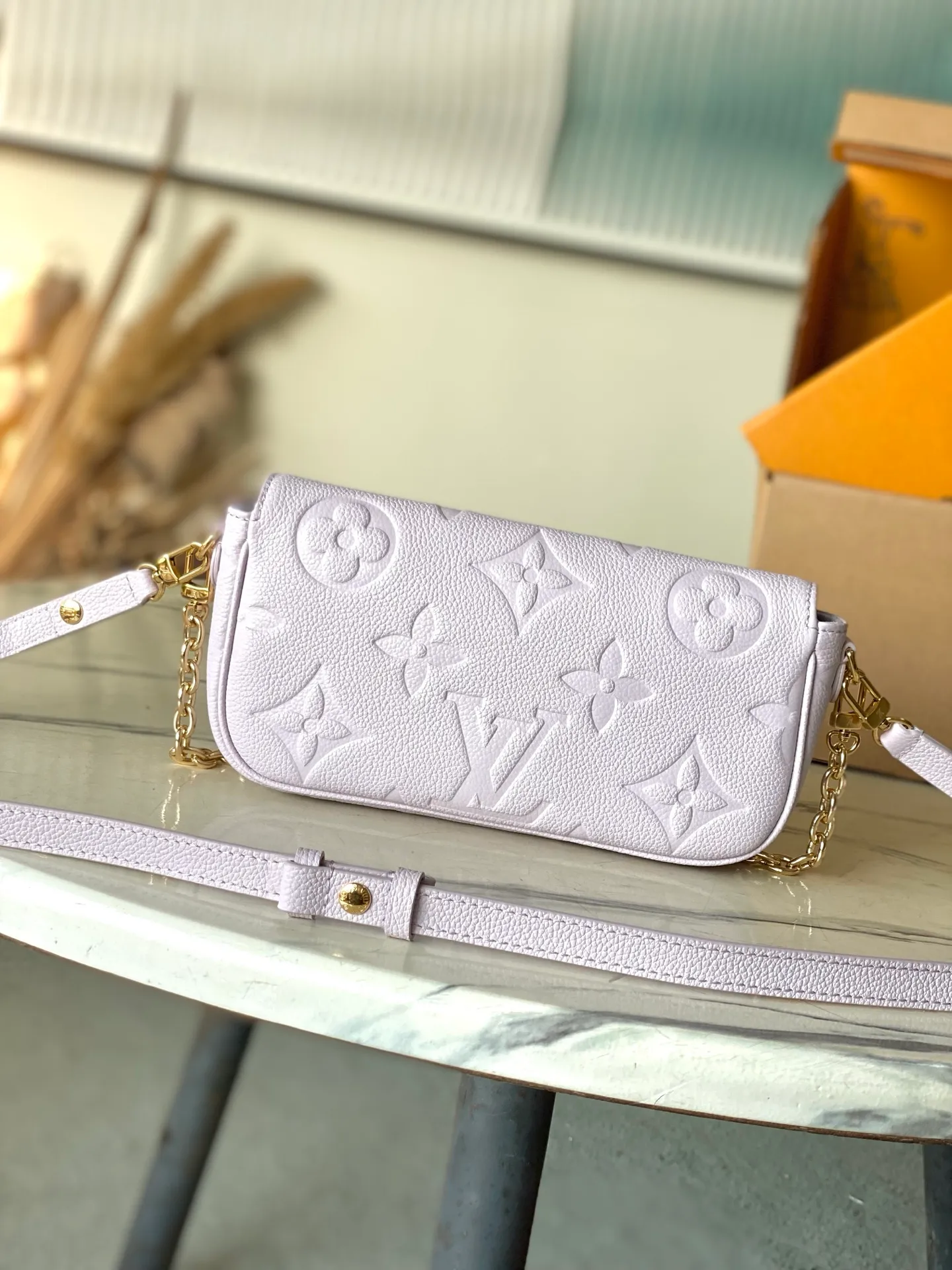 💰880 (top-grain leather) Top original order M25714 This Wallet On Chain Ivy handbag is made of classic Monogram Empreinte leather, showing the inspiration of the Sac Recoeta handbag in the 2000s, with Yingze metal parts and a detachable woven chain. The compact size includes multiple pockets and card slots to meet the storage needs of daily travel. Dimensions: 23.5 × 12 × 4.3 cm