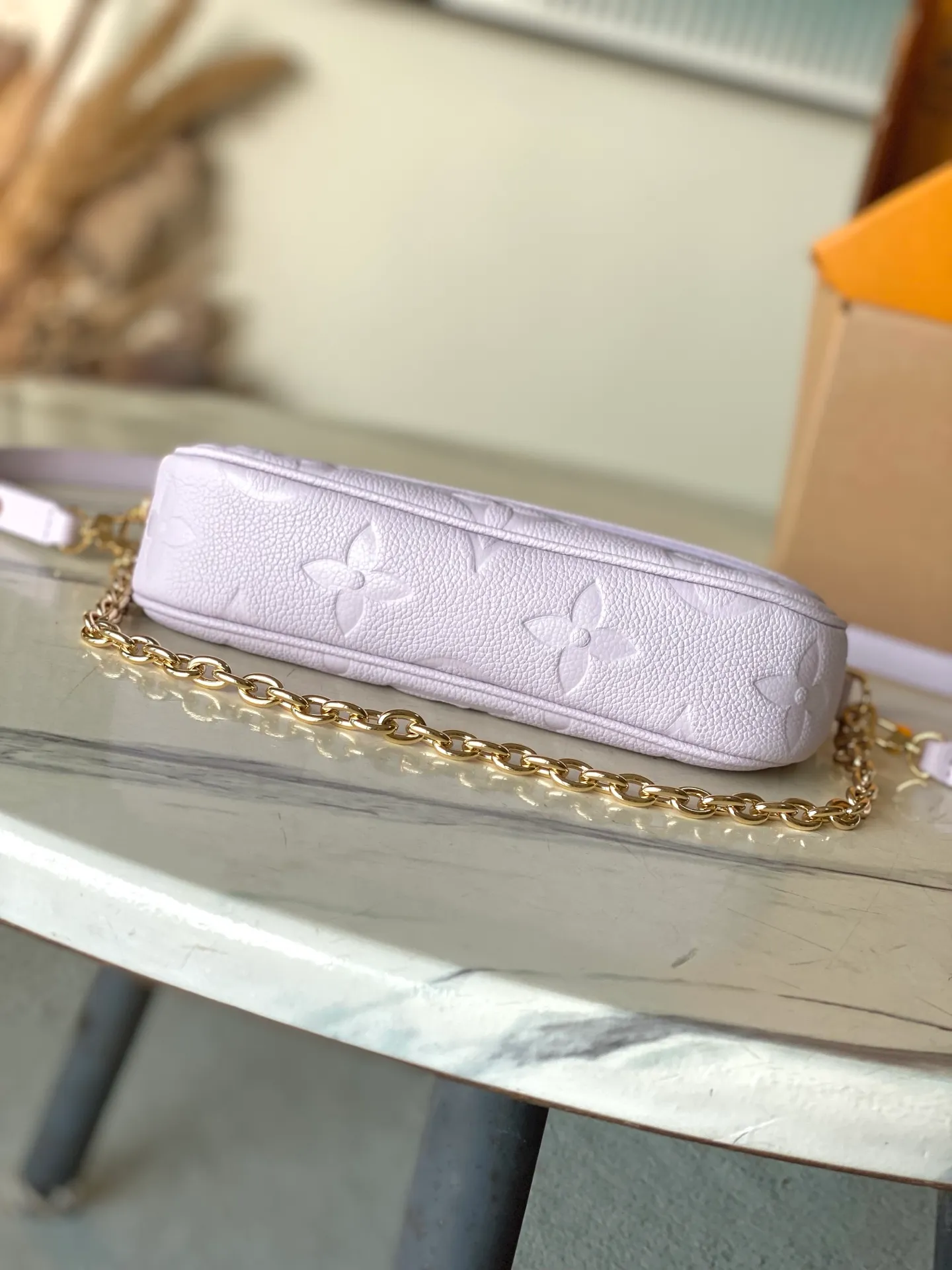 💰880 (top-grain leather) Top original order M25714 This Wallet On Chain Ivy handbag is made of classic Monogram Empreinte leather, showing the inspiration of the Sac Recoeta handbag in the 2000s, with Yingze metal parts and a detachable woven chain. The compact size includes multiple pockets and card slots to meet the storage needs of daily travel. Dimensions: 23.5 × 12 × 4.3 cm