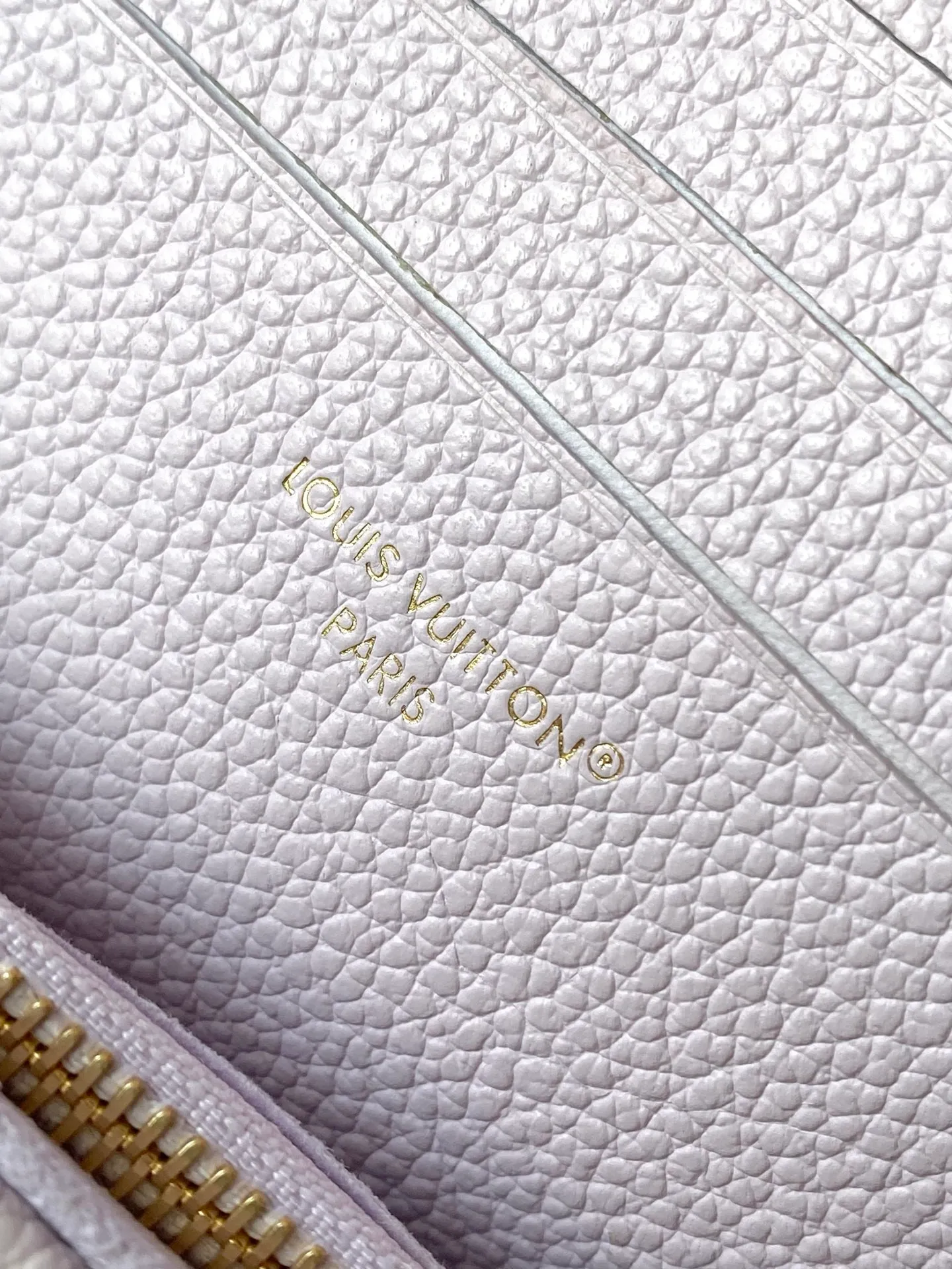 💰880 (top-grain leather) Top original order M25714 This Wallet On Chain Ivy handbag is made of classic Monogram Empreinte leather, showing the inspiration of the Sac Recoeta handbag in the 2000s, with Yingze metal parts and a detachable woven chain. The compact size includes multiple pockets and card slots to meet the storage needs of daily travel. Dimensions: 23.5 × 12 × 4.3 cm