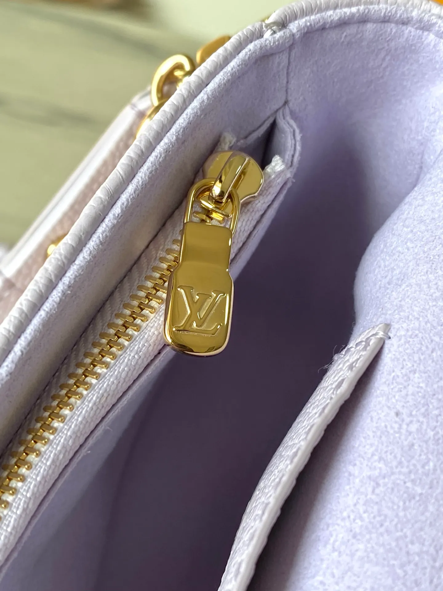 💰880 (top-grain leather) Top original order M25714 This Wallet On Chain Ivy handbag is made of classic Monogram Empreinte leather, showing the inspiration of the Sac Recoeta handbag in the 2000s, with Yingze metal parts and a detachable woven chain. The compact size includes multiple pockets and card slots to meet the storage needs of daily travel. Dimensions: 23.5 × 12 × 4.3 cm