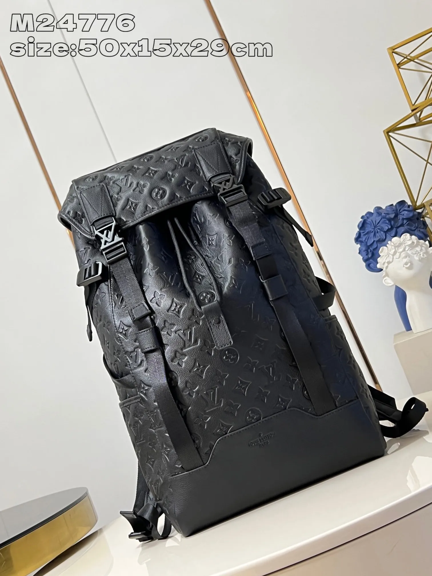 💰1340 (top layer leather) top original individual real shot M24776 embossed】This Getaway backpack is made of Monogram Shadow cow leather, creating a subtle shadow effect for the LV letters and Monogram flower cluster embossing. The handsome silhouette features a spacious main compartment and exterior pockets, and the top flap opens with an LV quick-release buckle. 50 x 15 x 29 cm (height x width x length) [Warm reminder: This item is too big to fit in the packaging]