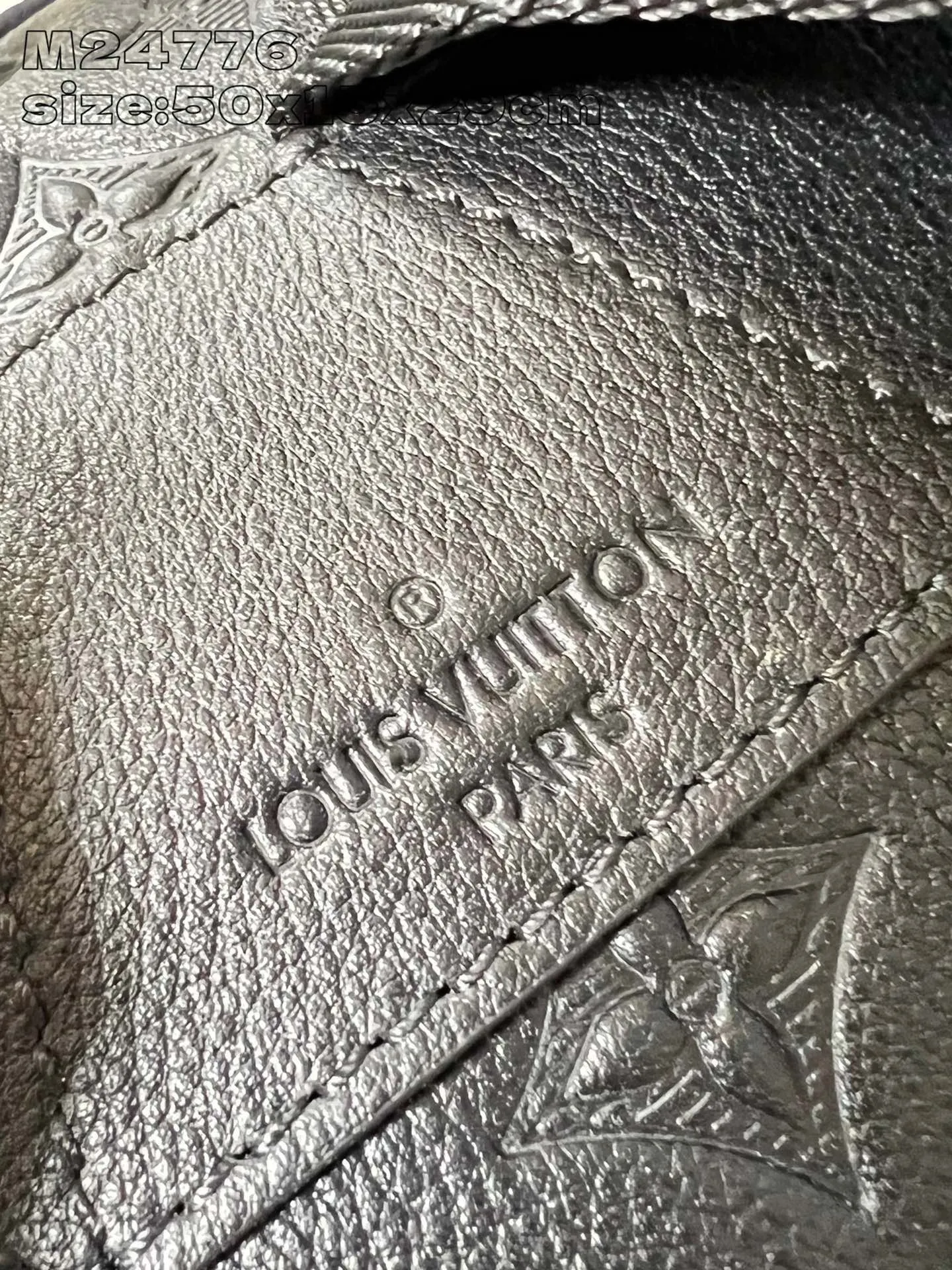 💰1340 (top layer leather) top original individual real shot M24776 embossed】This Getaway backpack is made of Monogram Shadow cow leather, creating a subtle shadow effect for the LV letters and Monogram flower cluster embossing. The handsome silhouette features a spacious main compartment and exterior pockets, and the top flap opens with an LV quick-release buckle. 50 x 15 x 29 cm (height x width x length) [Warm reminder: This item is too big to fit in the packaging]