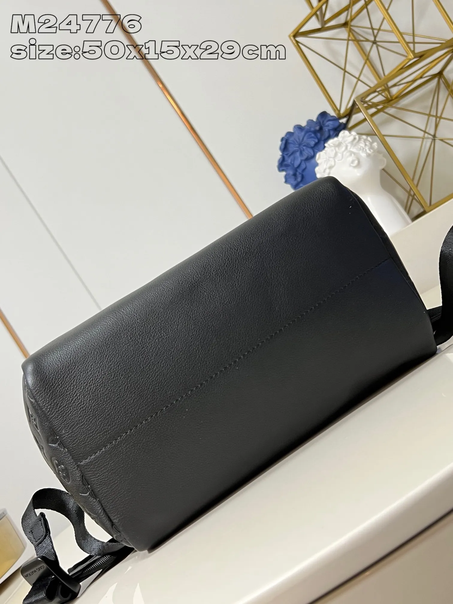 💰1340 (top layer leather) top original individual real shot M24776 embossed】This Getaway backpack is made of Monogram Shadow cow leather, creating a subtle shadow effect for the LV letters and Monogram flower cluster embossing. The handsome silhouette features a spacious main compartment and exterior pockets, and the top flap opens with an LV quick-release buckle. 50 x 15 x 29 cm (height x width x length) [Warm reminder: This item is too big to fit in the packaging]