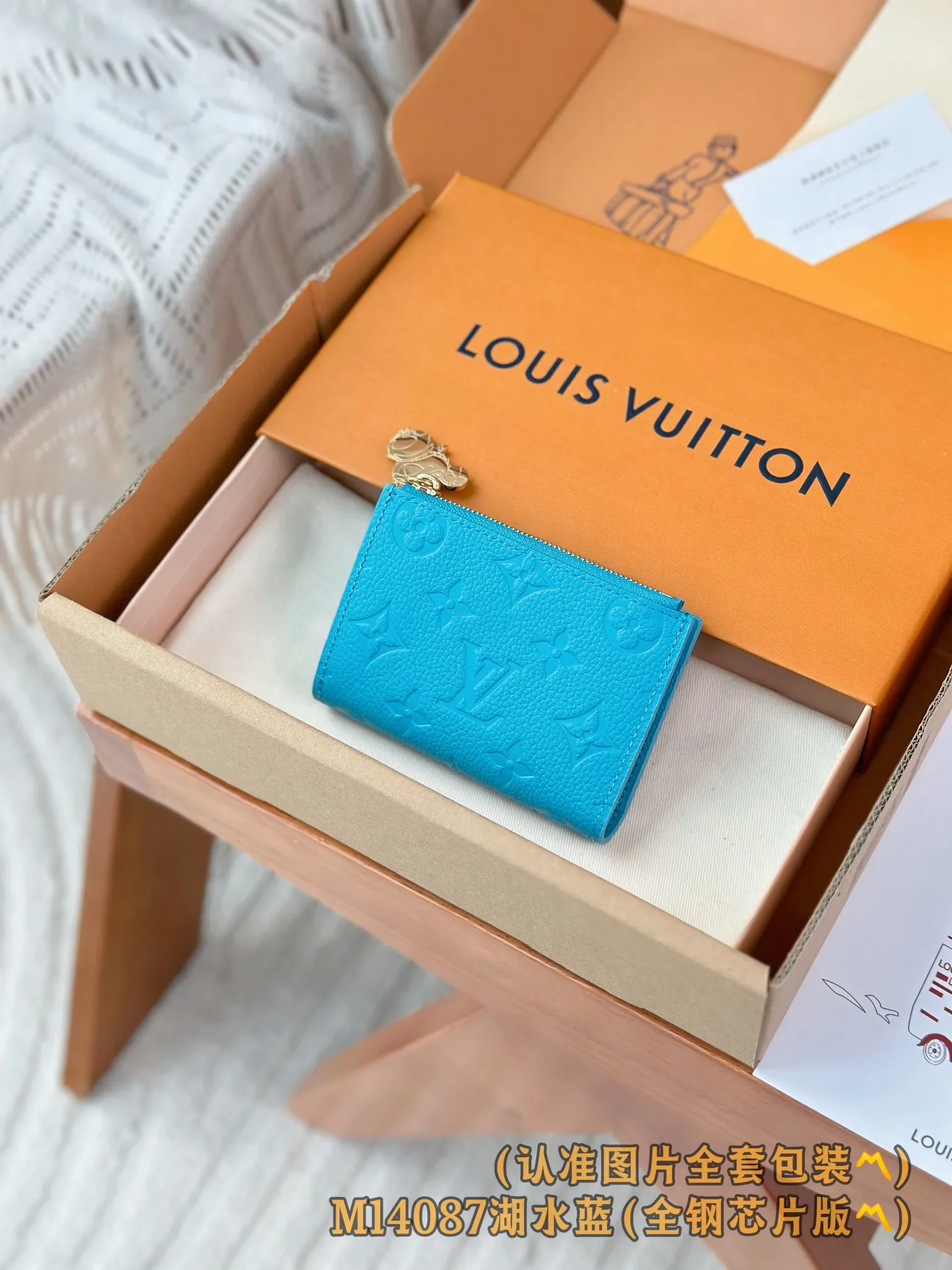 💰700【Genuine Grade】【Special Grade MB High Elastic Fabric】M14087 Lake Blue (〽️A Grade Full Steel Version〽️) Personalized Customization! Transcoding chip, LV x TM Lisa money, this daily essential Lisa wallet is compact and practical in design, with a zippered coin purse, a banknote compartment and multiple business card compartments. The style uses the brand's elegant Monogram Empreinte leather with the new fresh colors of the Louis Vuitton x Murakami series, and the colorful Monogram pattern adds perfect embellishment to the inner layer. The wallet is embellished with a gold panda-shaped zipper puller, giving the zipper a lively and unique personality.  9 x 11.5 x 1.5 cm (length x height x width)