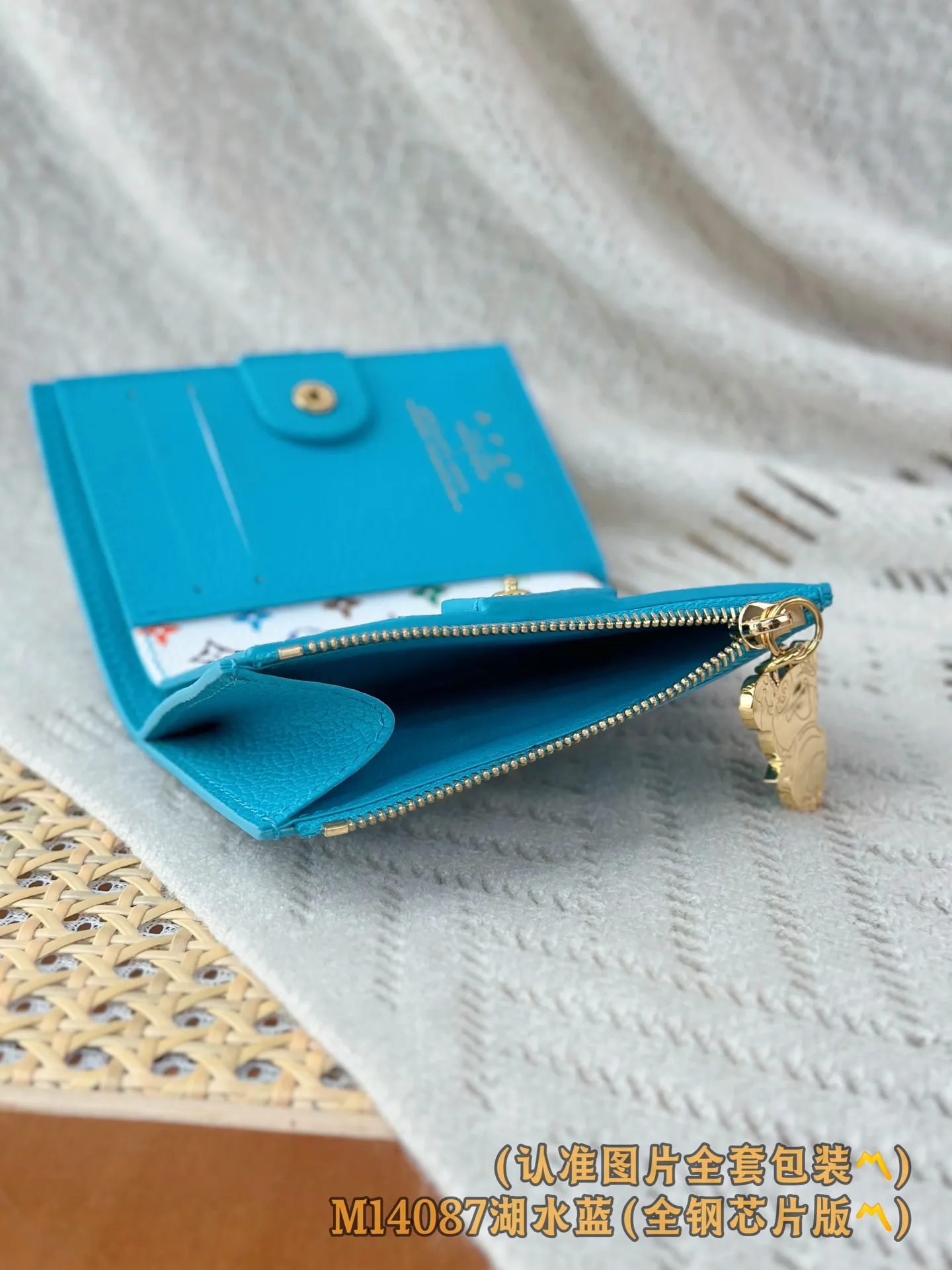 💰700【Genuine Grade】【Special Grade MB High Elastic Fabric】M14087 Lake Blue (〽️A Grade Full Steel Version〽️) Personalized Customization! Transcoding chip, LV x TM Lisa money, this daily essential Lisa wallet is compact and practical in design, with a zippered coin purse, a banknote compartment and multiple business card compartments. The style uses the brand's elegant Monogram Empreinte leather with the new fresh colors of the Louis Vuitton x Murakami series, and the colorful Monogram pattern adds perfect embellishment to the inner layer. The wallet is embellished with a gold panda-shaped zipper puller, giving the zipper a lively and unique personality.  9 x 11.5 x 1.5 cm (length x height x width)