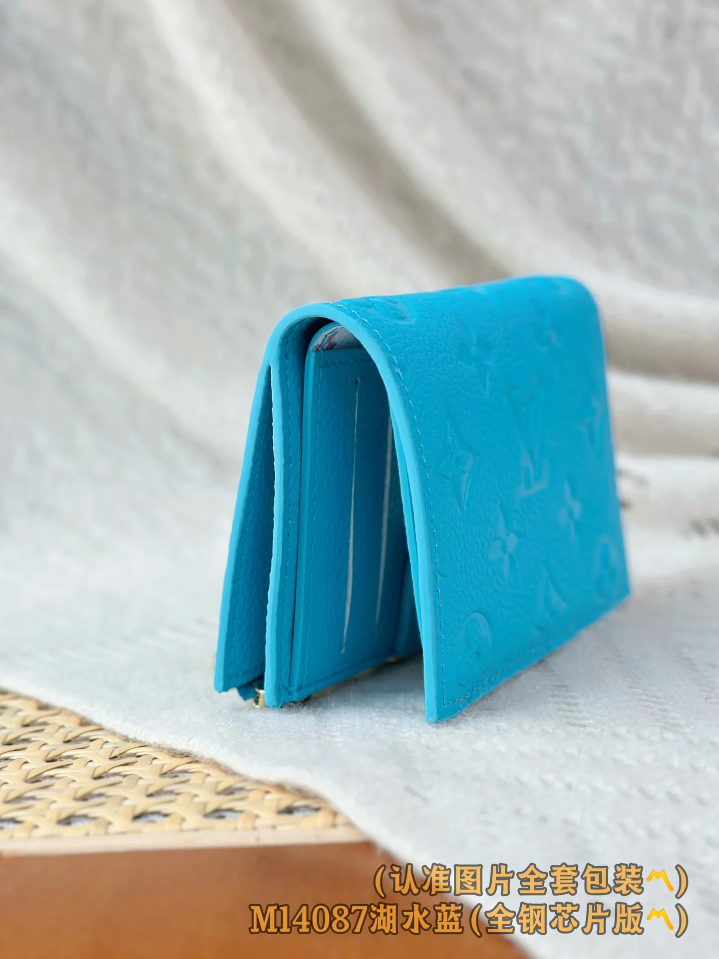💰700【Genuine Grade】【Special Grade MB High Elastic Fabric】M14087 Lake Blue (〽️A Grade Full Steel Version〽️) Personalized Customization! Transcoding chip, LV x TM Lisa money, this daily essential Lisa wallet is compact and practical in design, with a zippered coin purse, a banknote compartment and multiple business card compartments. The style uses the brand's elegant Monogram Empreinte leather with the new fresh colors of the Louis Vuitton x Murakami series, and the colorful Monogram pattern adds perfect embellishment to the inner layer. The wallet is embellished with a gold panda-shaped zipper puller, giving the zipper a lively and unique personality.  9 x 11.5 x 1.5 cm (length x height x width)