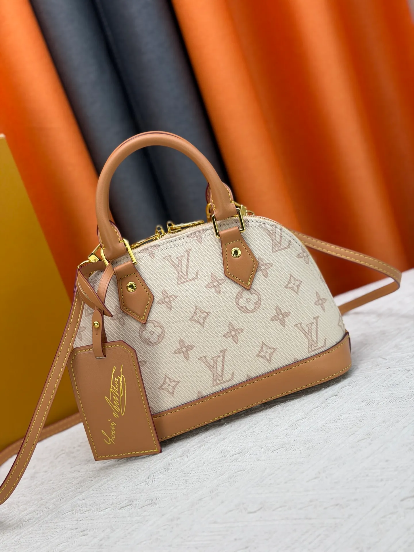 P280 [ALMA BB handbag] m27526 blue flower, M27525 rice flower, M28272 pink flower, M53152-M53151-M28272-M26084 This Alma BB handbag comes from the Travels With Grace Coddington series launched by Louis Vuitton and Grace Coddington, focusing on the fun Meowgram pattern. The canvas body is trimmed with calfskin and the fabric shoulder strap reads "Louis Vuitton" in Coddington's script. The exquisite padlocks and key cases once again prove the brand's exquisite craftsmanship.  Dimensions: 17.5 x 11.5 x 23.5 cm (height x width x length)