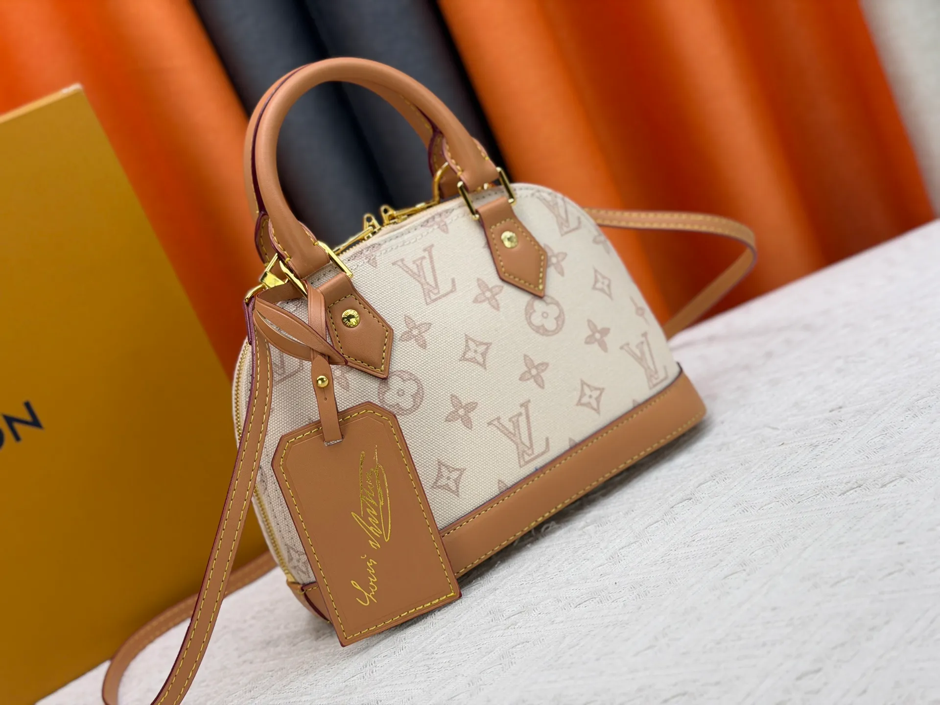 P280 [ALMA BB handbag] m27526 blue flower, M27525 rice flower, M28272 pink flower, M53152-M53151-M28272-M26084 This Alma BB handbag comes from the Travels With Grace Coddington series launched by Louis Vuitton and Grace Coddington, focusing on the fun Meowgram pattern. The canvas body is trimmed with calfskin and the fabric shoulder strap reads "Louis Vuitton" in Coddington's script. The exquisite padlocks and key cases once again prove the brand's exquisite craftsmanship.  Dimensions: 17.5 x 11.5 x 23.5 cm (height x width x length)