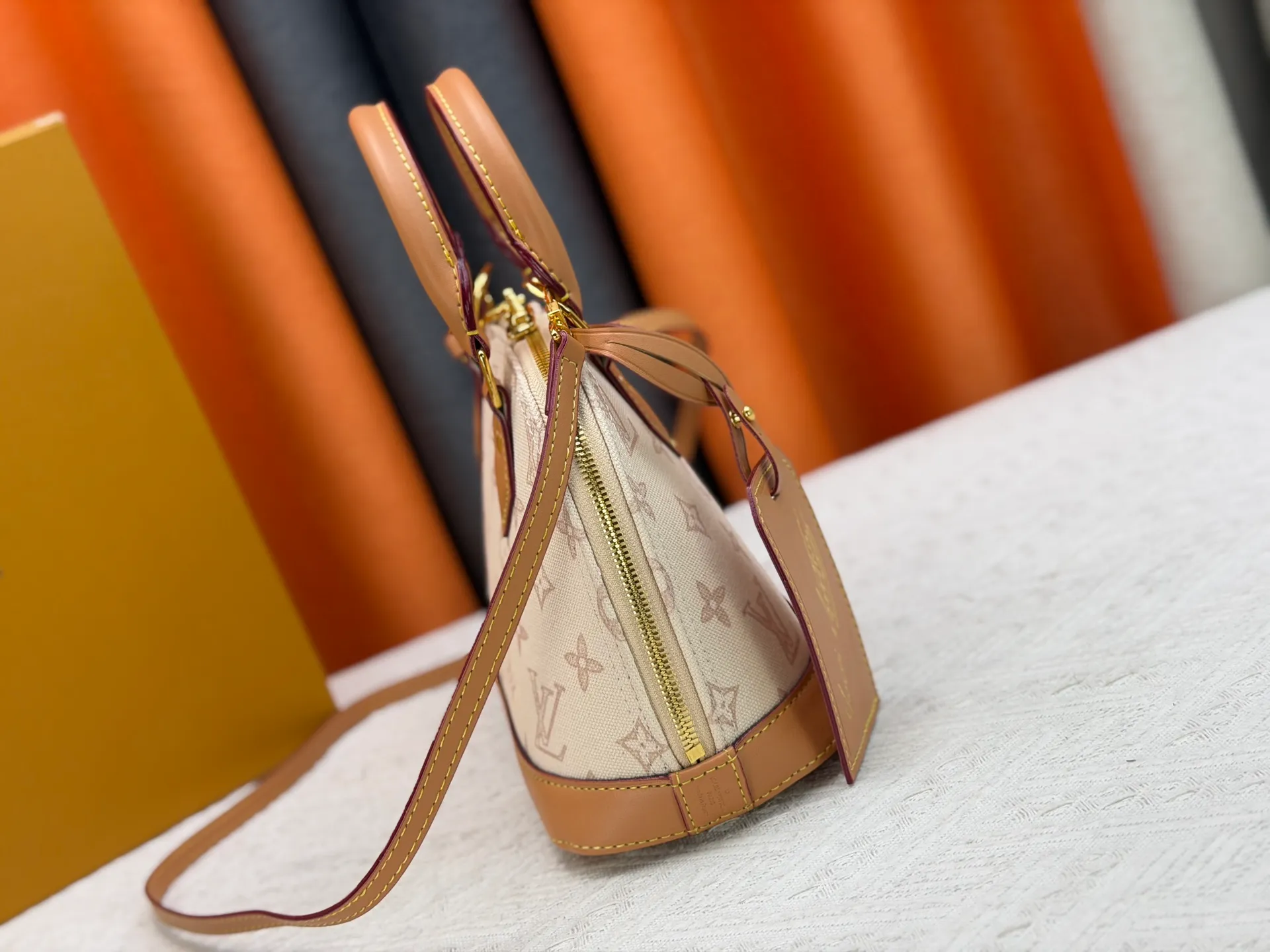 P280 [ALMA BB handbag] m27526 blue flower, M27525 rice flower, M28272 pink flower, M53152-M53151-M28272-M26084 This Alma BB handbag comes from the Travels With Grace Coddington series launched by Louis Vuitton and Grace Coddington, focusing on the fun Meowgram pattern. The canvas body is trimmed with calfskin and the fabric shoulder strap reads "Louis Vuitton" in Coddington's script. The exquisite padlocks and key cases once again prove the brand's exquisite craftsmanship.  Dimensions: 17.5 x 11.5 x 23.5 cm (height x width x length)