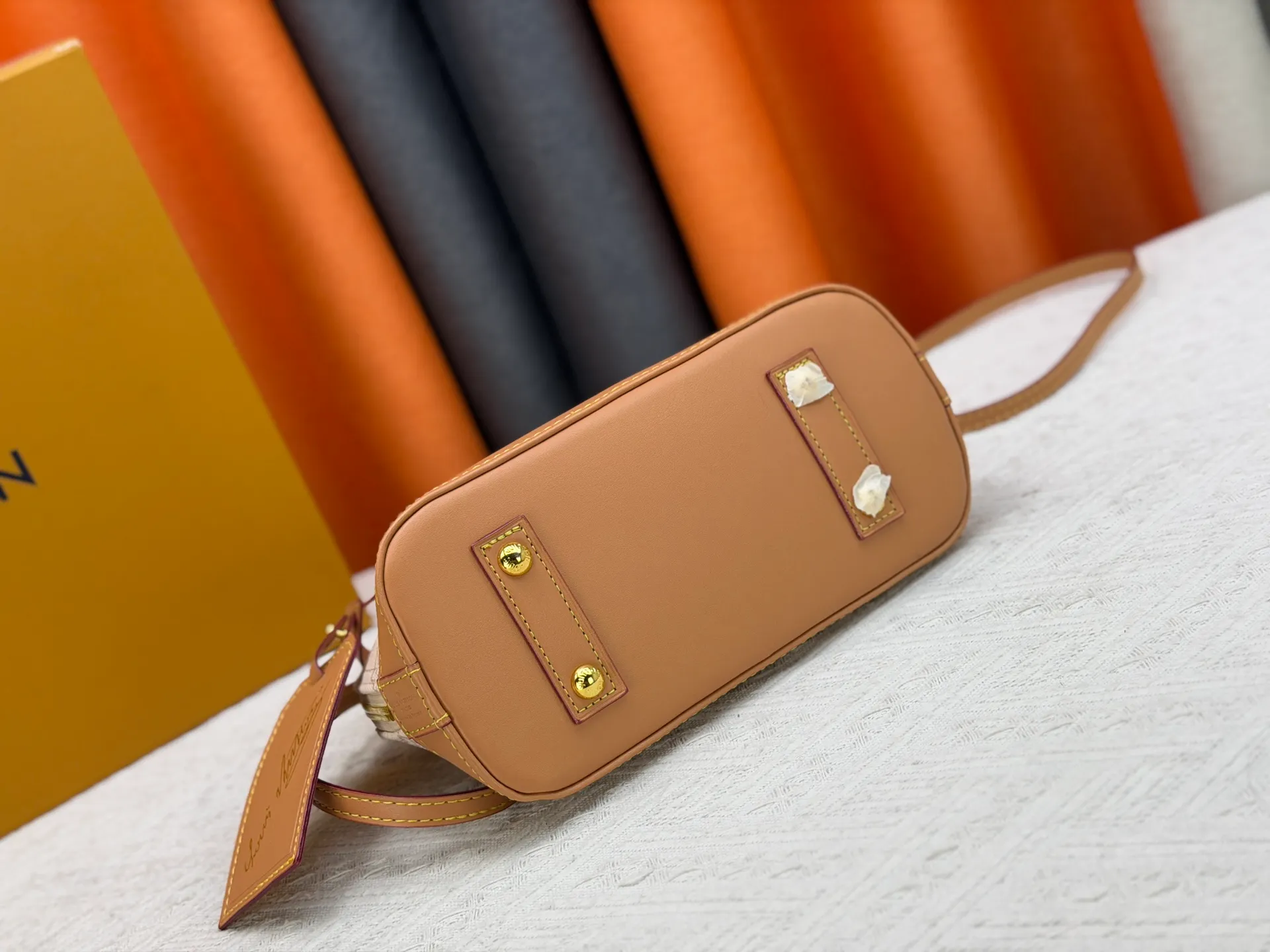P280 [ALMA BB handbag] m27526 blue flower, M27525 rice flower, M28272 pink flower, M53152-M53151-M28272-M26084 This Alma BB handbag comes from the Travels With Grace Coddington series launched by Louis Vuitton and Grace Coddington, focusing on the fun Meowgram pattern. The canvas body is trimmed with calfskin and the fabric shoulder strap reads "Louis Vuitton" in Coddington's script. The exquisite padlocks and key cases once again prove the brand's exquisite craftsmanship.  Dimensions: 17.5 x 11.5 x 23.5 cm (height x width x length)
