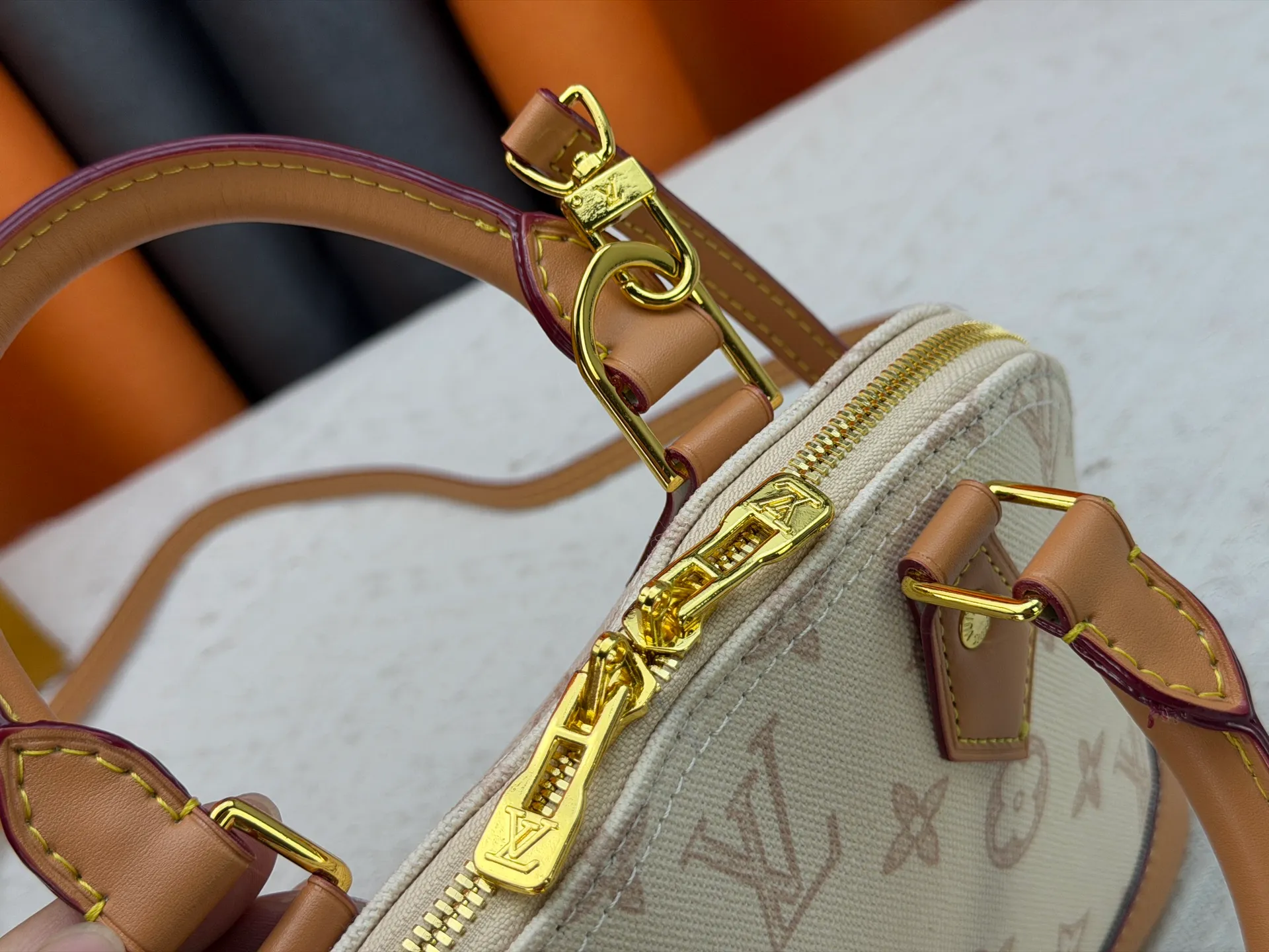 P280 [ALMA BB handbag] m27526 blue flower, M27525 rice flower, M28272 pink flower, M53152-M53151-M28272-M26084 This Alma BB handbag comes from the Travels With Grace Coddington series launched by Louis Vuitton and Grace Coddington, focusing on the fun Meowgram pattern. The canvas body is trimmed with calfskin and the fabric shoulder strap reads "Louis Vuitton" in Coddington's script. The exquisite padlocks and key cases once again prove the brand's exquisite craftsmanship.  Dimensions: 17.5 x 11.5 x 23.5 cm (height x width x length)