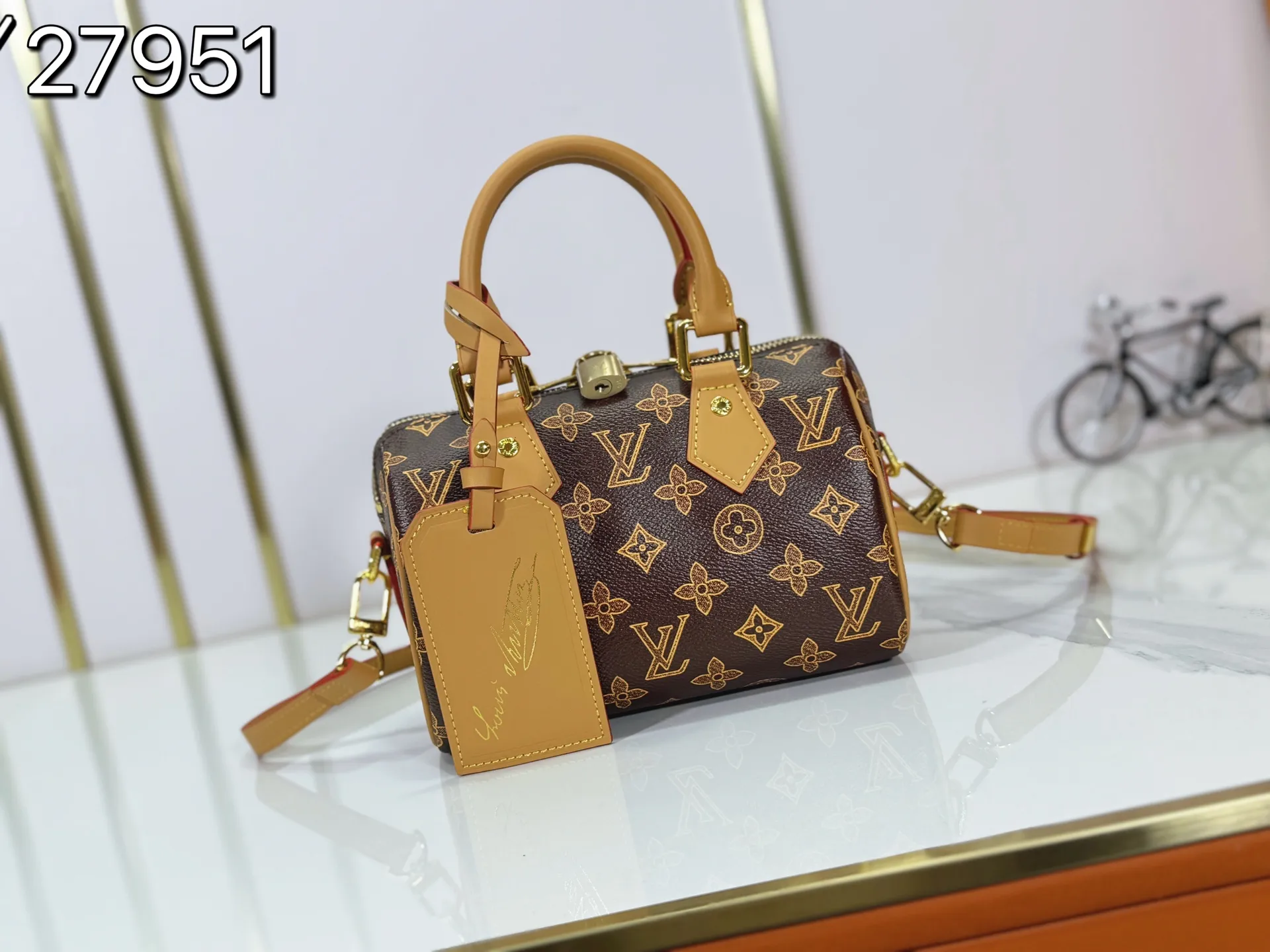 P240 M27951 M27530 Upgraded original version [Exclusive background shot] This Speedy Bandoulière 20 handbag condenses the brand's traditional Speedy travel bag design and is made of Monogram leather with fabric lining and cow leather trim. The wide, removable and adjustable fabric shoulder strap features Louis Vuitton's signature texture, and the rolled leather handles add to the carrying options. 20.5 x 13.5 x 12.0 cm (L x H x W) • Monogram coated canvas • Cow leather trim • Textile lining • Metal hardware • Padlock • Internal slip pocket • Shoulder strap: removable, adjustable • Strap half length: 39.0 cm • Strap half length adjustable to: 58.0 cm • Handle: Double handle