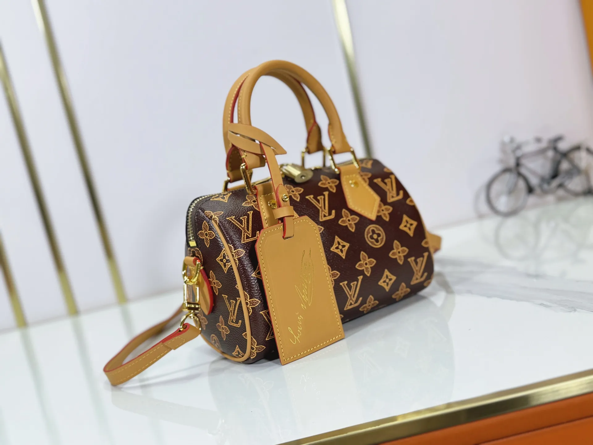 P240 M27951 M27530 Upgraded original version [Exclusive background shot] This Speedy Bandoulière 20 handbag condenses the brand's traditional Speedy travel bag design and is made of Monogram leather with fabric lining and cow leather trim. The wide, removable and adjustable fabric shoulder strap features Louis Vuitton's signature texture, and the rolled leather handles add to the carrying options. 20.5 x 13.5 x 12.0 cm (L x H x W) • Monogram coated canvas • Cow leather trim • Textile lining • Metal hardware • Padlock • Internal slip pocket • Shoulder strap: removable, adjustable • Strap half length: 39.0 cm • Strap half length adjustable to: 58.0 cm • Handle: Double handle