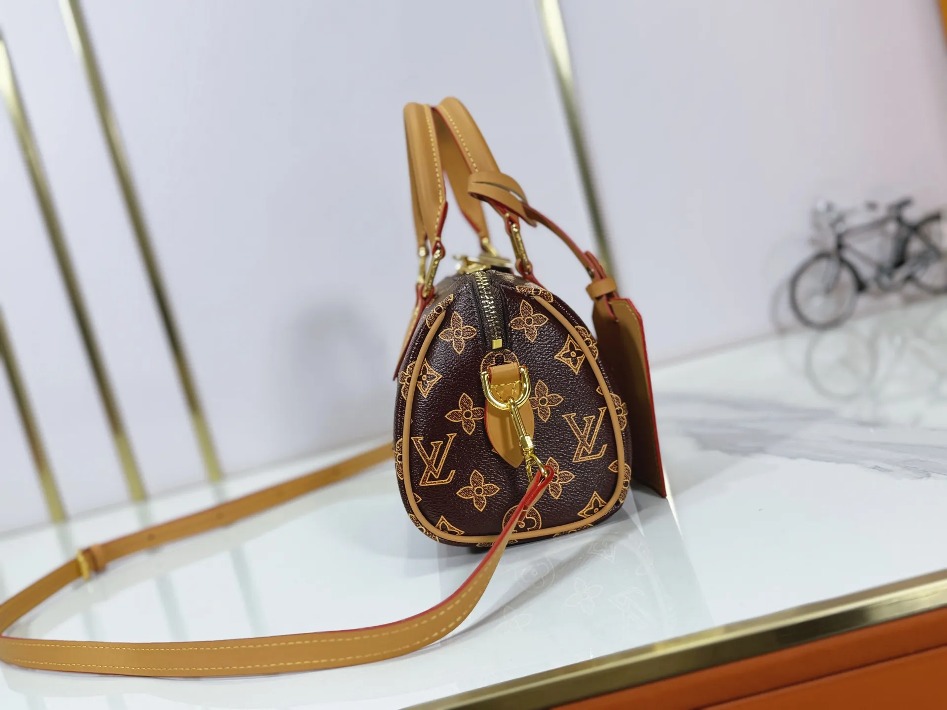 P240 M27951 M27530 Upgraded original version [Exclusive background shot] This Speedy Bandoulière 20 handbag condenses the brand's traditional Speedy travel bag design and is made of Monogram leather with fabric lining and cow leather trim. The wide, removable and adjustable fabric shoulder strap features Louis Vuitton's signature texture, and the rolled leather handles add to the carrying options. 20.5 x 13.5 x 12.0 cm (L x H x W) • Monogram coated canvas • Cow leather trim • Textile lining • Metal hardware • Padlock • Internal slip pocket • Shoulder strap: removable, adjustable • Strap half length: 39.0 cm • Strap half length adjustable to: 58.0 cm • Handle: Double handle