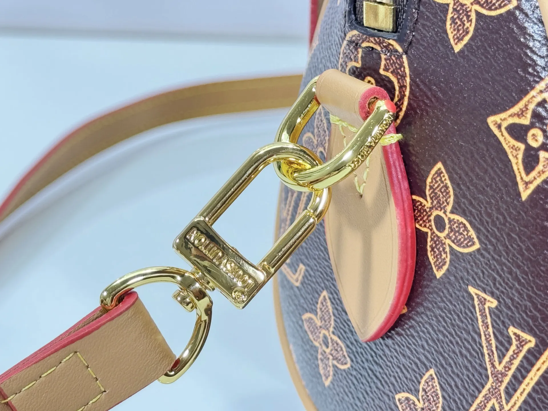 P240 M27951 M27530 Upgraded original version [Exclusive background shot] This Speedy Bandoulière 20 handbag condenses the brand's traditional Speedy travel bag design and is made of Monogram leather with fabric lining and cow leather trim. The wide, removable and adjustable fabric shoulder strap features Louis Vuitton's signature texture, and the rolled leather handles add to the carrying options. 20.5 x 13.5 x 12.0 cm (L x H x W) • Monogram coated canvas • Cow leather trim • Textile lining • Metal hardware • Padlock • Internal slip pocket • Shoulder strap: removable, adjustable • Strap half length: 39.0 cm • Strap half length adjustable to: 58.0 cm • Handle: Double handle