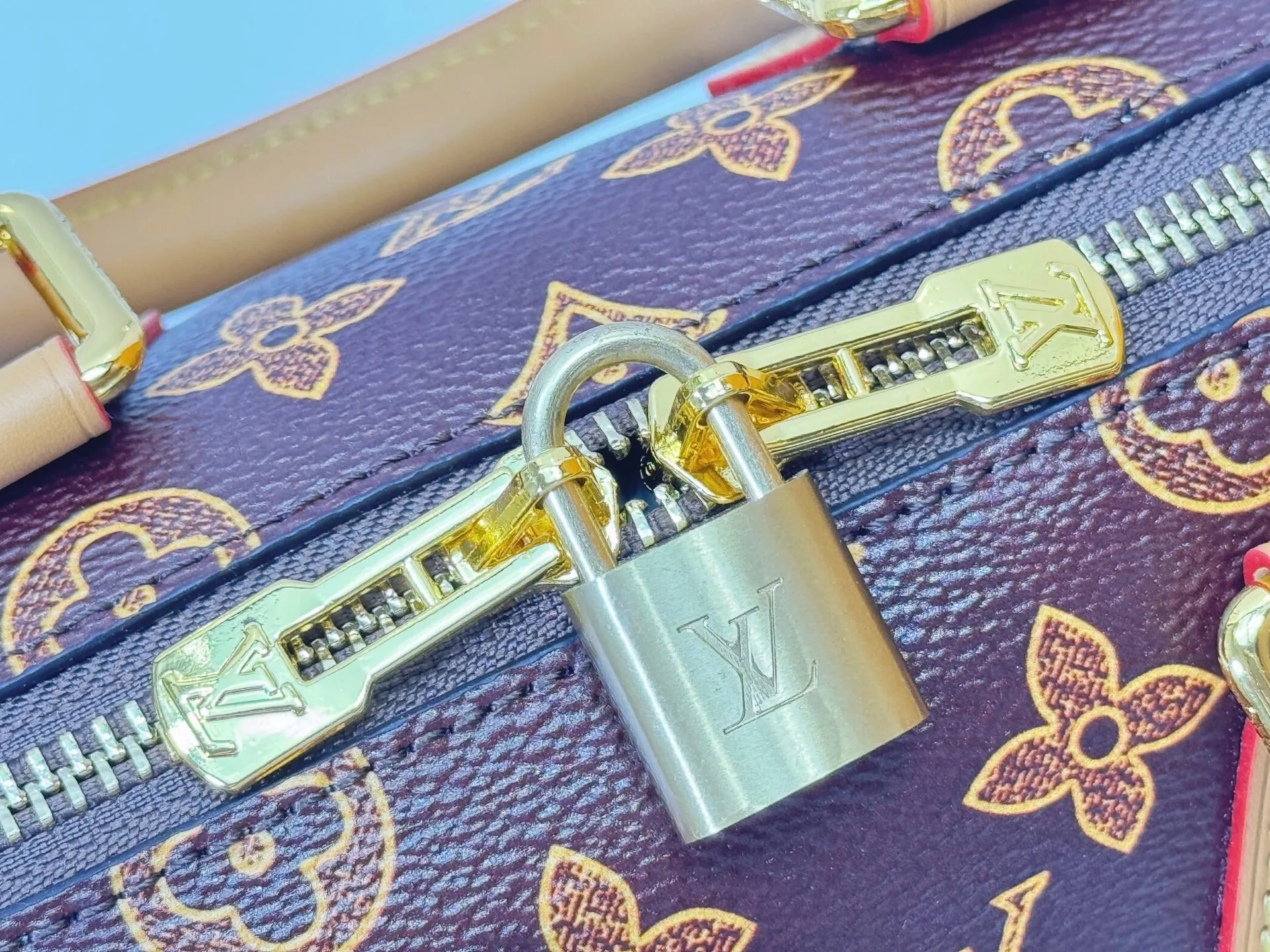 P240 M27951 M27530 Upgraded original version [Exclusive background shot] This Speedy Bandoulière 20 handbag condenses the brand's traditional Speedy travel bag design and is made of Monogram leather with fabric lining and cow leather trim. The wide, removable and adjustable fabric shoulder strap features Louis Vuitton's signature texture, and the rolled leather handles add to the carrying options. 20.5 x 13.5 x 12.0 cm (L x H x W) • Monogram coated canvas • Cow leather trim • Textile lining • Metal hardware • Padlock • Internal slip pocket • Shoulder strap: removable, adjustable • Strap half length: 39.0 cm • Strap half length adjustable to: 58.0 cm • Handle: Double handle