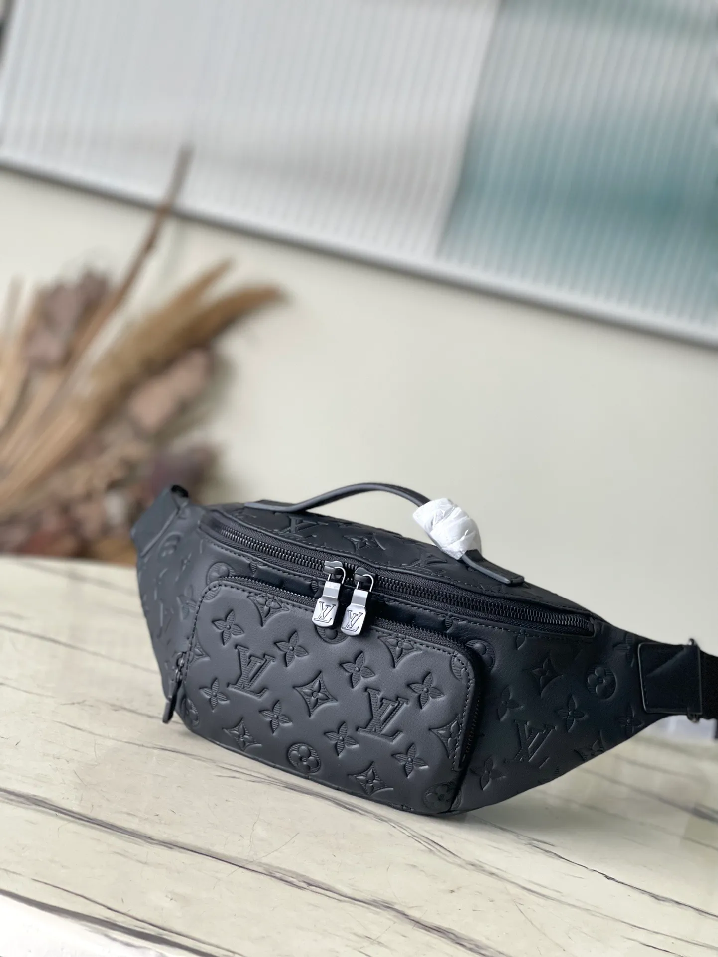 💰880 (top-grain leather) top-quality original M47058 full leather. This Rush waist bag is made of Monogram Shadow cow leather to create a close-fitting shape. Its zippered front pocket allows easy access to mobile phones, keys and cards. The adjustable strap fastens with a sliding hook, making it easy to wear around the waist, on the shoulder or across the body, and the leather handles add handheld options and a sporty look. Dimensions: 30 × 15 × 8 cm