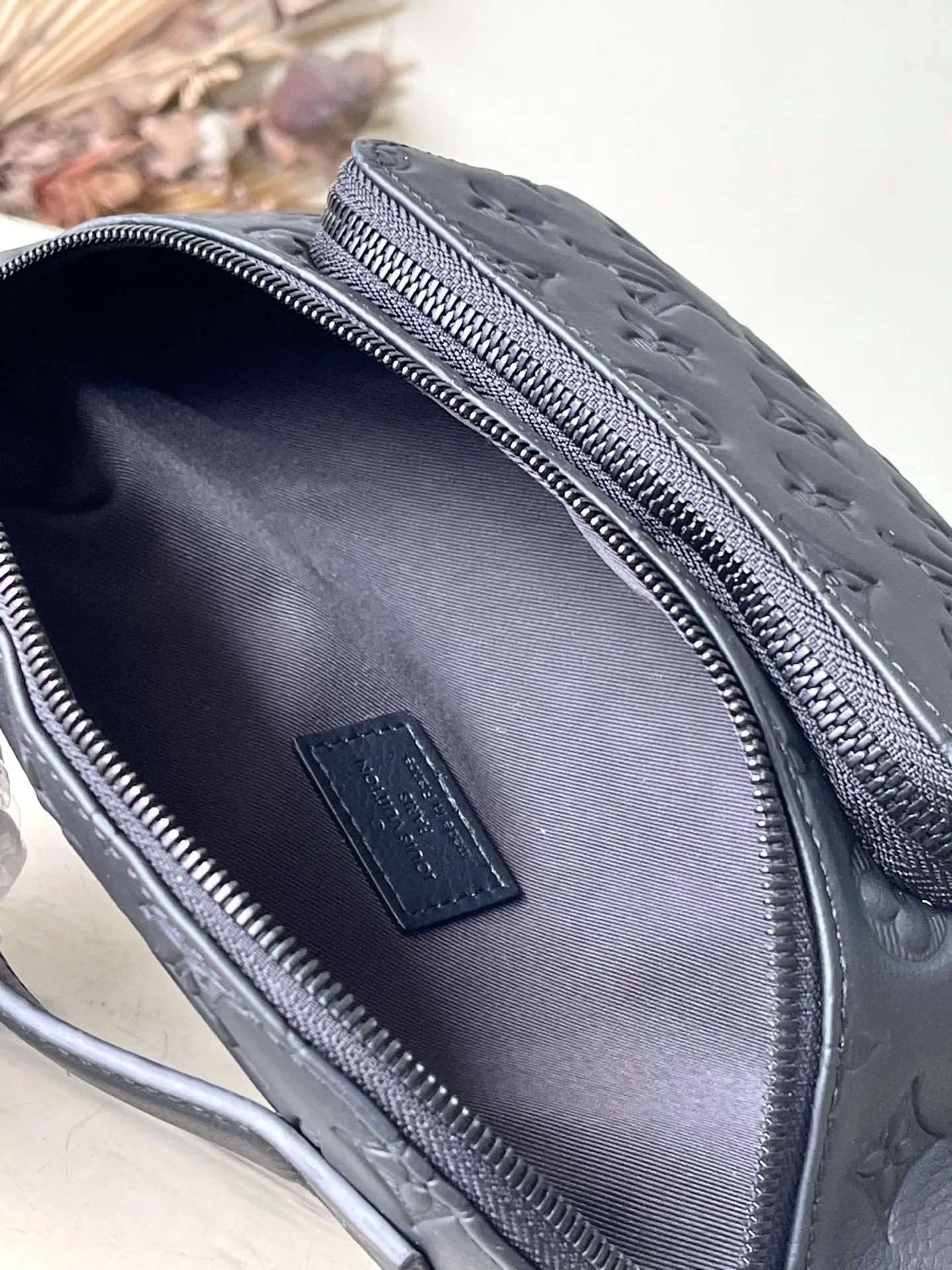 💰880 (top-grain leather) top-quality original M47058 full leather. This Rush waist bag is made of Monogram Shadow cow leather to create a close-fitting shape. Its zippered front pocket allows easy access to mobile phones, keys and cards. The adjustable strap fastens with a sliding hook, making it easy to wear around the waist, on the shoulder or across the body, and the leather handles add handheld options and a sporty look. Dimensions: 30 × 15 × 8 cm