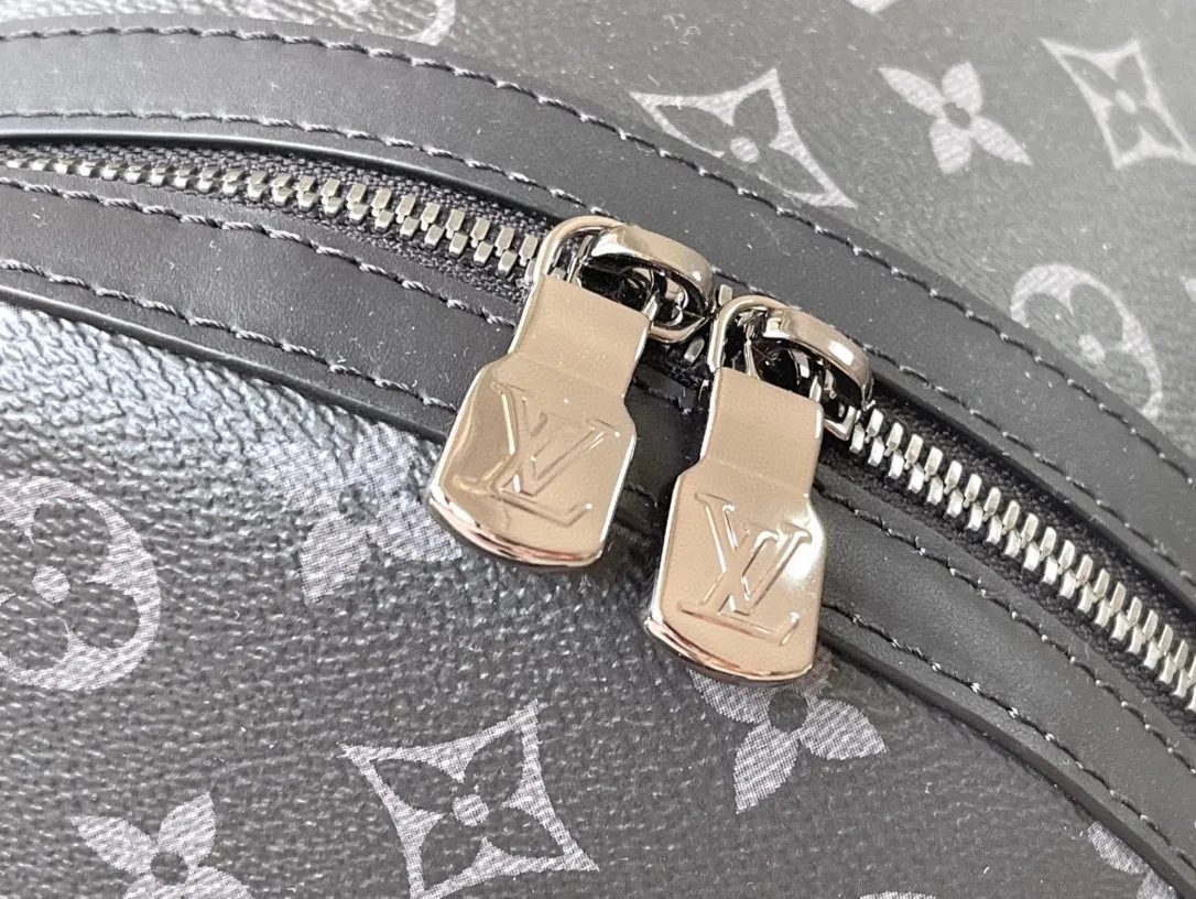 💰960 Top Original M22558 Small This Discovery small backpack is made of Monogram Eclipse canvas and continues its flexible functionality in a more compact configuration. Exterior pockets, zippered front pockets, and open side pockets provide easy access, while interior pockets keep things organized. Dimensions: 29 x 38 x 20 cm