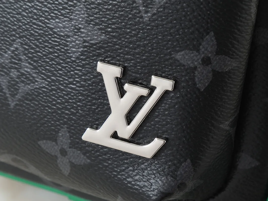 💰240💰Upgraded from the original M25891 M11703 M47137. This Avenue small shoulder bag is made of Monogram Eclipse coated canvas and explores the trendy fun of traveling cross-body with its exquisite configuration. An interior pocket in the main compartment ensures secure storage, while an exterior zippered pocket provides easy access to frequently used items. There is a triangular zipper pocket where the shoulder strap connects to the handbag. 16.0 x 33.0 x 5.7 cm (length x height x width)
