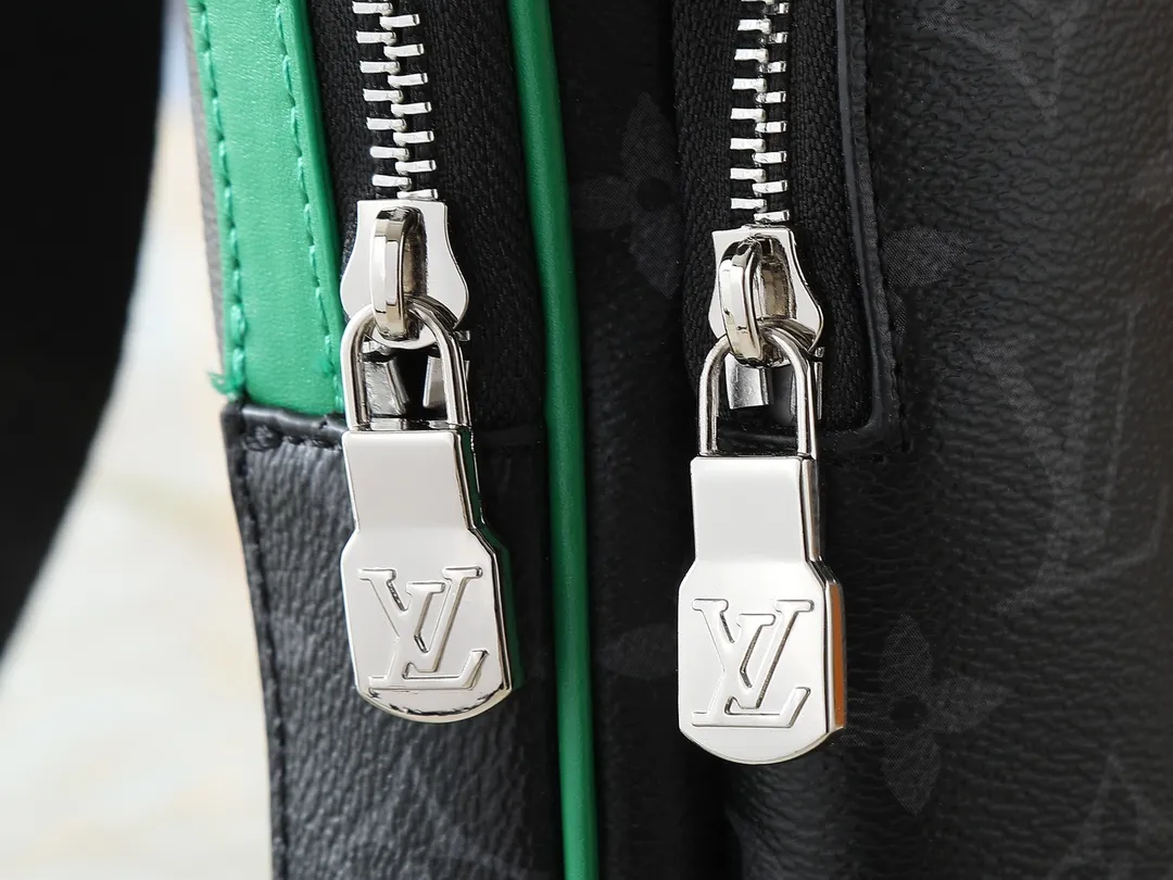 💰240💰Upgraded from the original M25891 M11703 M47137. This Avenue small shoulder bag is made of Monogram Eclipse coated canvas and explores the trendy fun of traveling cross-body with its exquisite configuration. An interior pocket in the main compartment ensures secure storage, while an exterior zippered pocket provides easy access to frequently used items. There is a triangular zipper pocket where the shoulder strap connects to the handbag. 16.0 x 33.0 x 5.7 cm (length x height x width)