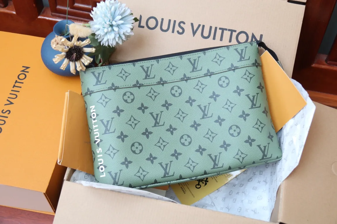 P,300,165600💰 This Keepall Bandoulière 25 urban bag is made of coated canvas and is a mini style of Louis Vuitton’s most classic Keepall travel bag. The details of the handbag echo the original design, including details such as leather top handles and side straps. It also has a detachable and adjustable wide shoulder strap, which can be carried on the shoulder or cross-body.  Dimensions: 32 x 21 x 8 cm