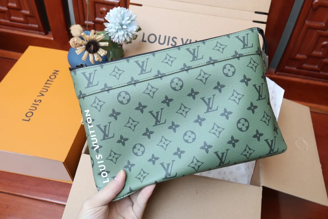 P,300,165600💰 This Keepall Bandoulière 25 urban bag is made of coated canvas and is a mini style of Louis Vuitton’s most classic Keepall travel bag. The details of the handbag echo the original design, including details such as leather top handles and side straps. It also has a detachable and adjustable wide shoulder strap, which can be carried on the shoulder or cross-body.  Dimensions: 32 x 21 x 8 cm