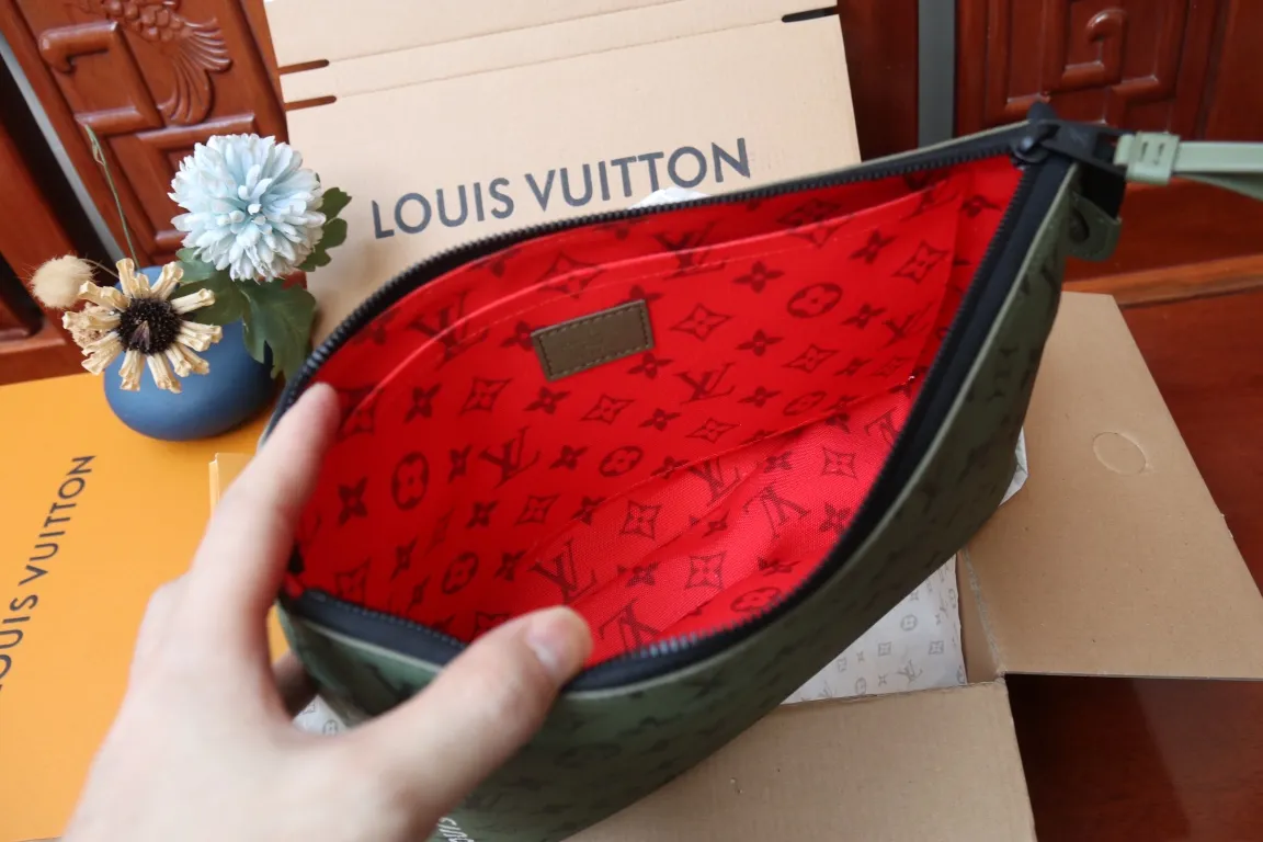 P,300,165600💰 This Keepall Bandoulière 25 urban bag is made of coated canvas and is a mini style of Louis Vuitton’s most classic Keepall travel bag. The details of the handbag echo the original design, including details such as leather top handles and side straps. It also has a detachable and adjustable wide shoulder strap, which can be carried on the shoulder or cross-body.  Dimensions: 32 x 21 x 8 cm