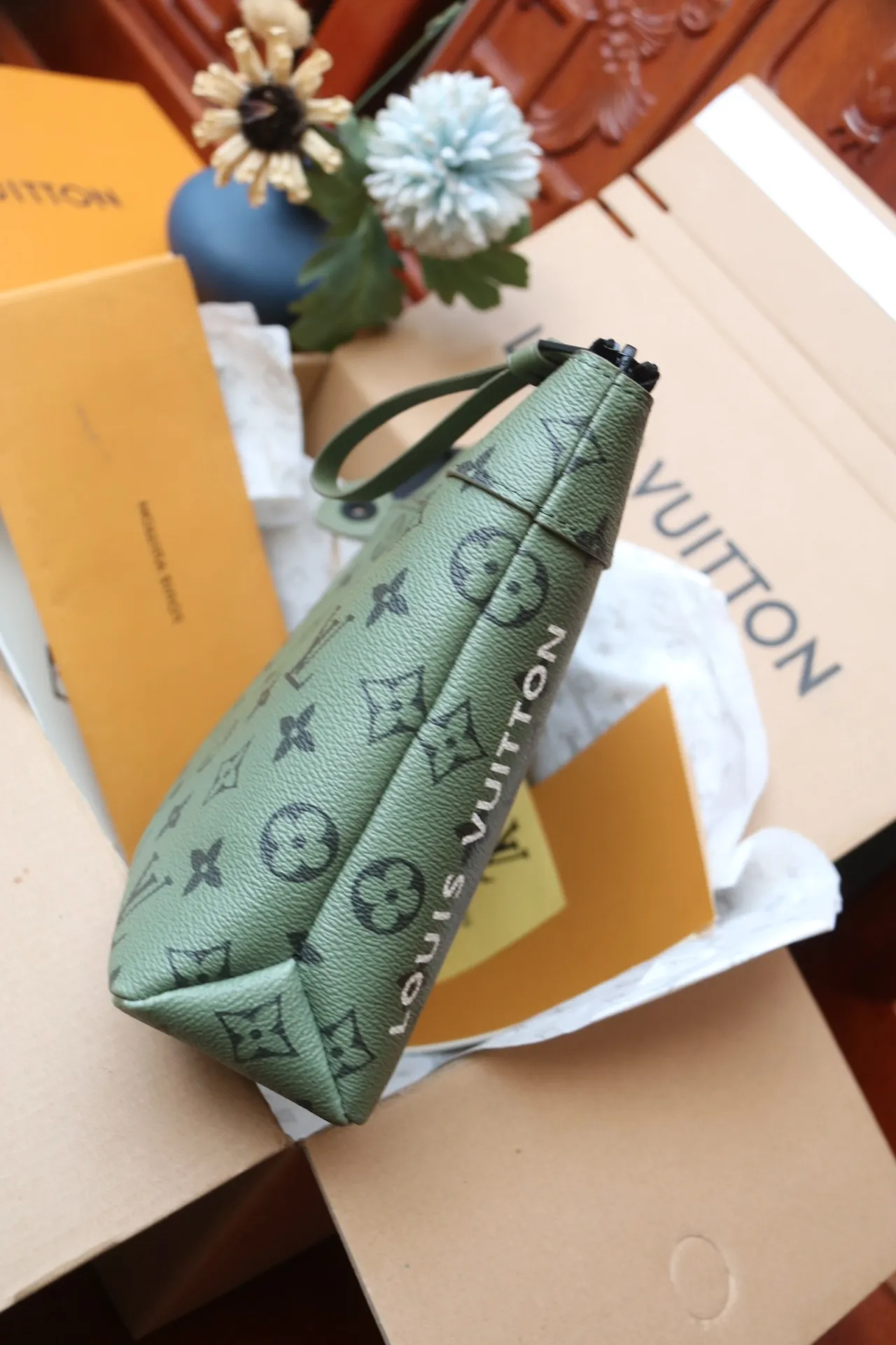 P,300,165600💰 This Keepall Bandoulière 25 urban bag is made of coated canvas and is a mini style of Louis Vuitton’s most classic Keepall travel bag. The details of the handbag echo the original design, including details such as leather top handles and side straps. It also has a detachable and adjustable wide shoulder strap, which can be carried on the shoulder or cross-body.  Dimensions: 32 x 21 x 8 cm