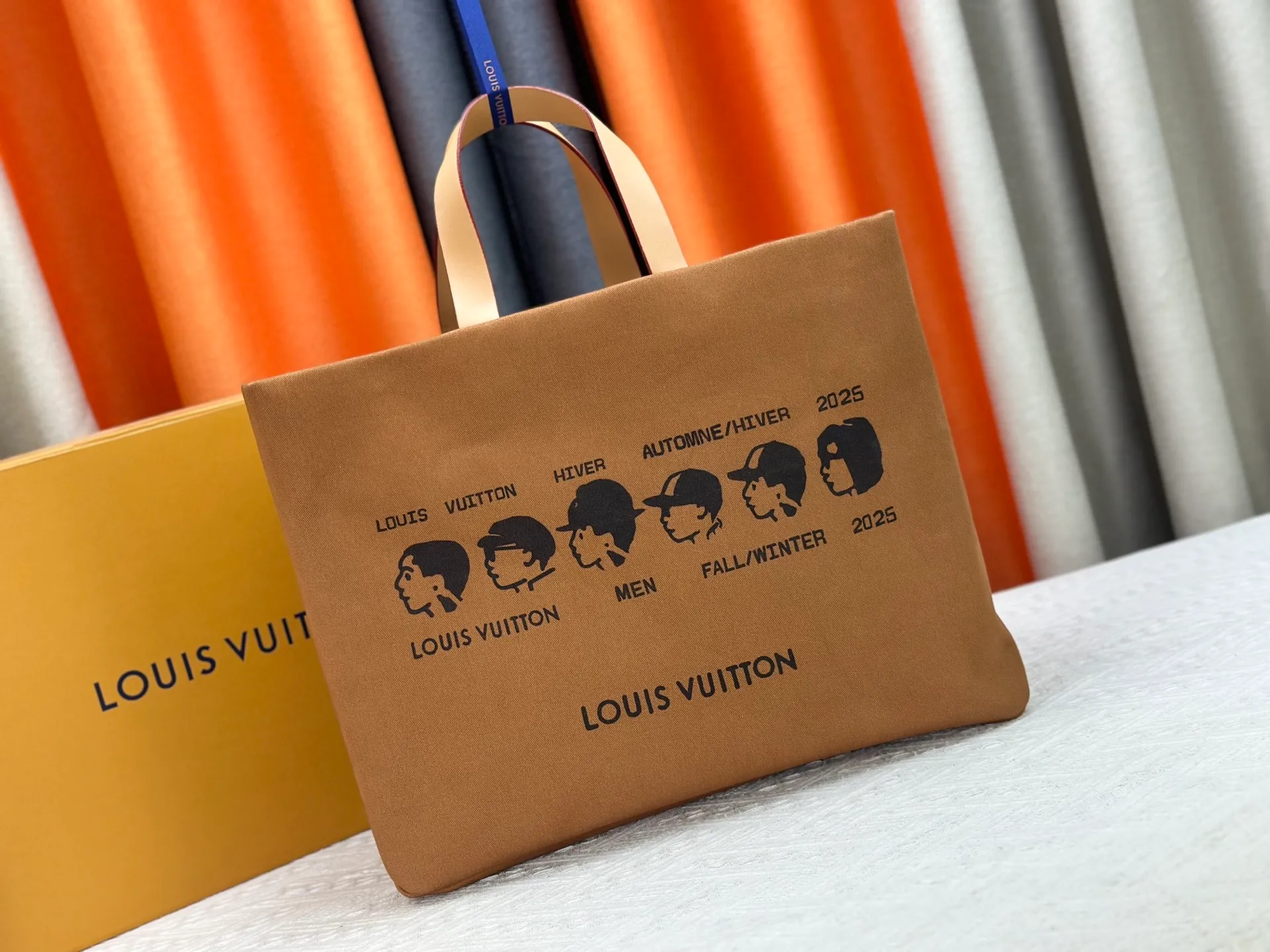 P320 M24457 M87698 Earthy Yellow This medium Shopper bag draws inspiration from the Louis Vuitton shopping bag, with the words Louis Vuitton and Maison Fondée En 1854 written in soft calfskin, with a top handle and a detachable shoulder strap. Size: 40x32x16cm