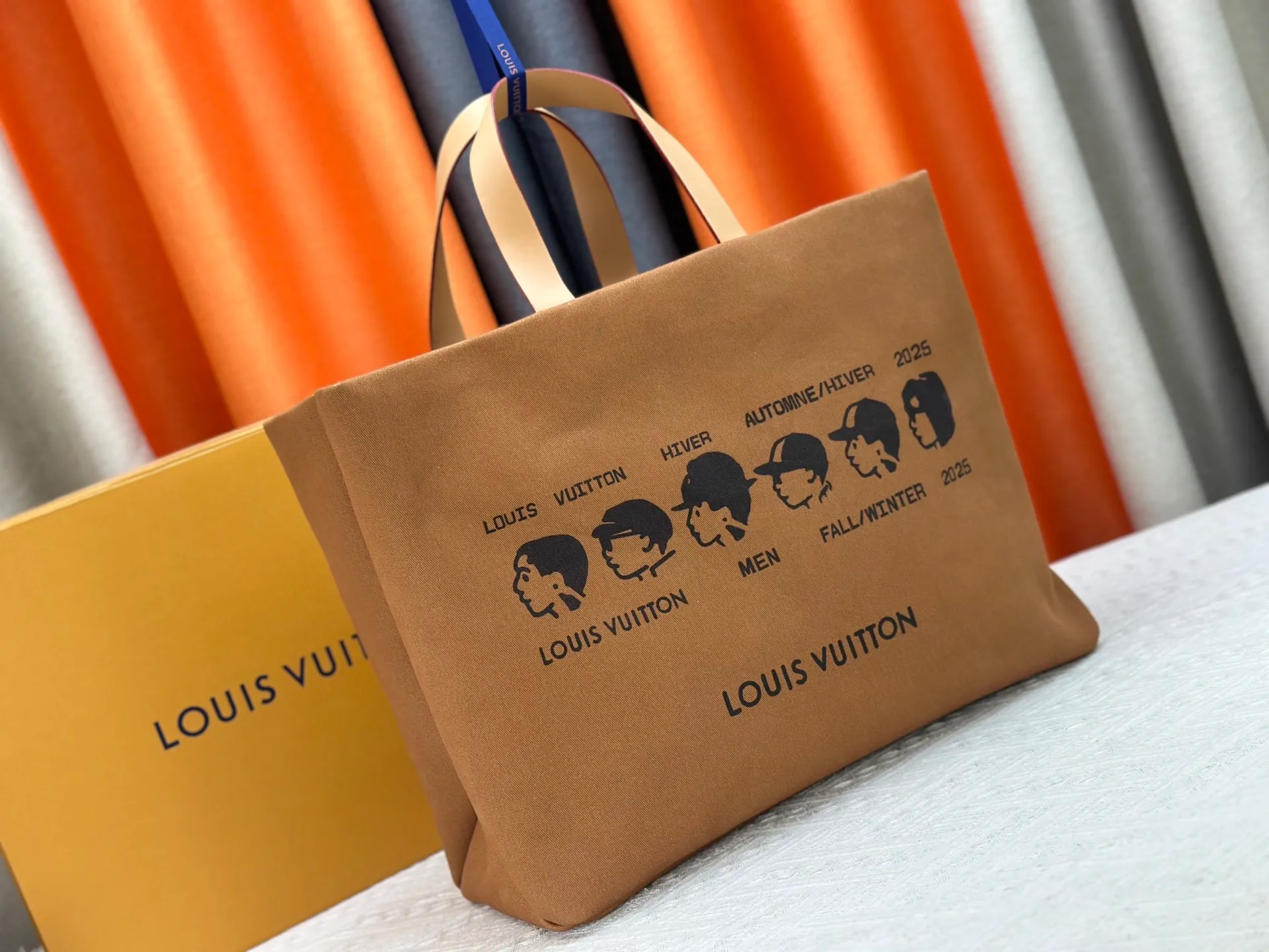 P320 M24457 M87698 Earthy Yellow This medium Shopper bag draws inspiration from the Louis Vuitton shopping bag, with the words Louis Vuitton and Maison Fondée En 1854 written in soft calfskin, with a top handle and a detachable shoulder strap. Size: 40x32x16cm
