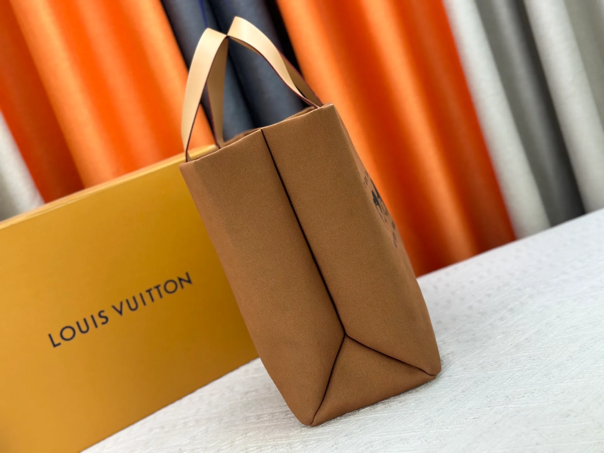 P320 M24457 M87698 Earthy Yellow This medium Shopper bag draws inspiration from the Louis Vuitton shopping bag, with the words Louis Vuitton and Maison Fondée En 1854 written in soft calfskin, with a top handle and a detachable shoulder strap. Size: 40x32x16cm