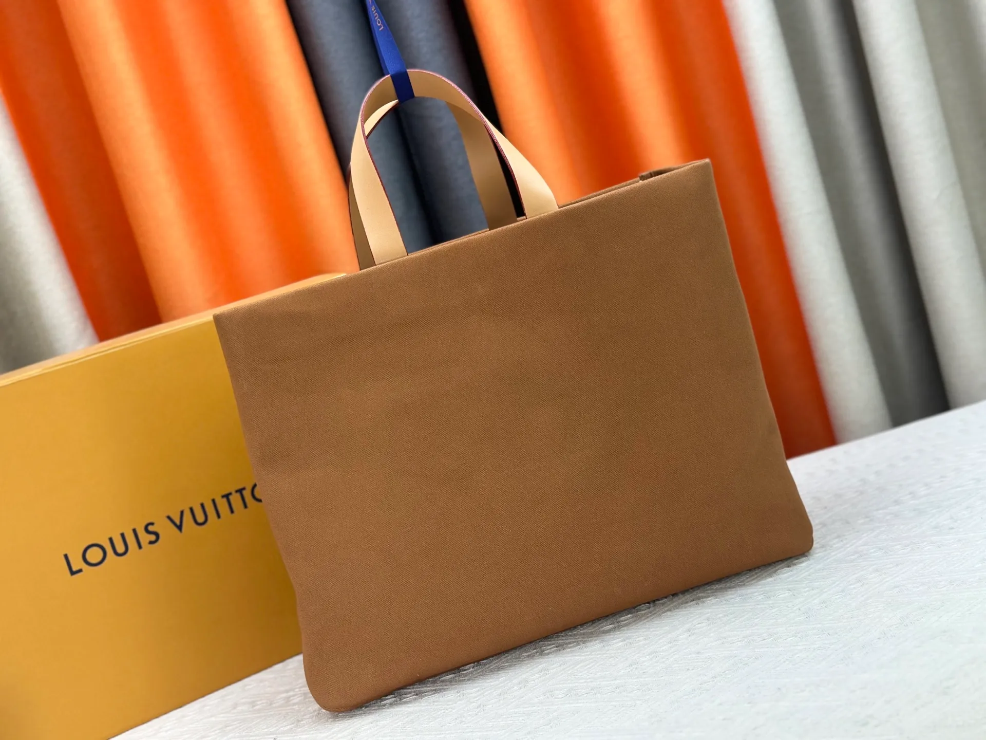 P320 M24457 M87698 Earthy Yellow This medium Shopper bag draws inspiration from the Louis Vuitton shopping bag, with the words Louis Vuitton and Maison Fondée En 1854 written in soft calfskin, with a top handle and a detachable shoulder strap. Size: 40x32x16cm